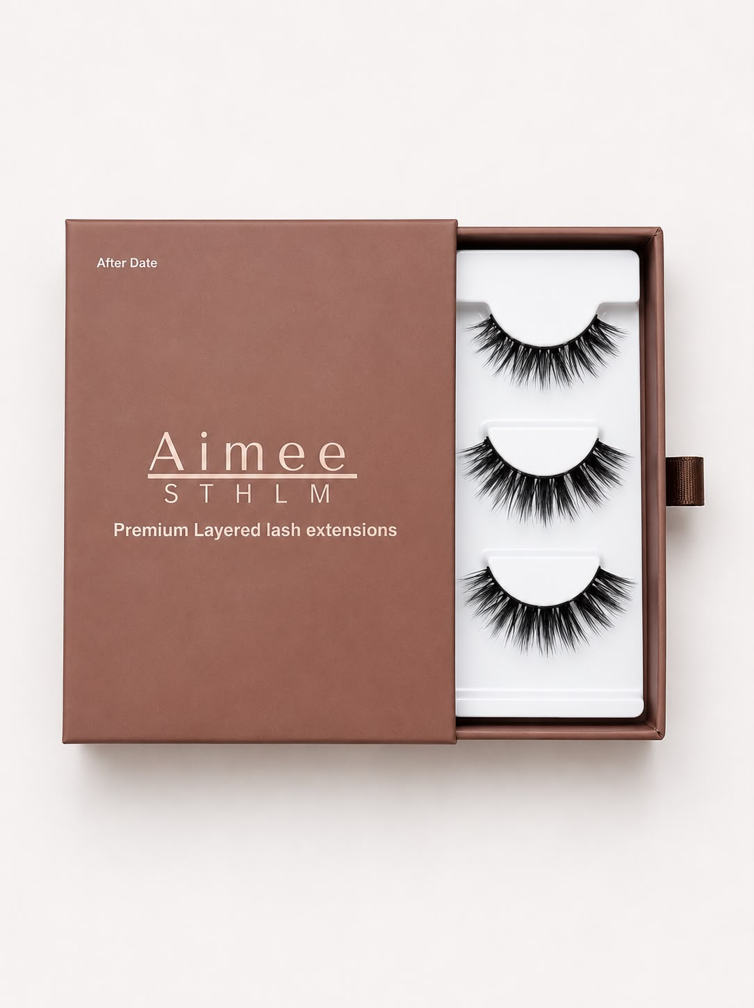 After Date DIY-Wimpernverlängerungsset – Exklusives Wimpernset für einen Look, der von sanftem Glamour bis hin zu einem intensiveren und definierteren Finish reicht Wimpernverlängerung zu Hause mit drei verschiedenen Styles von Aimee STHLM