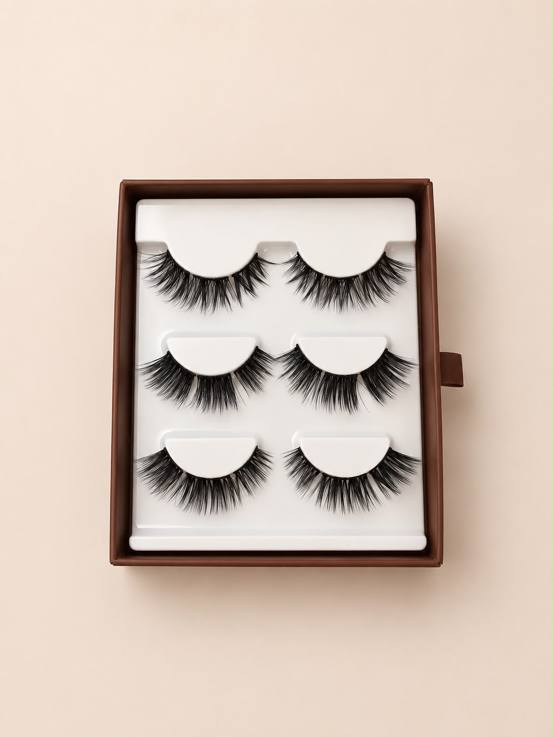 After Date DIY Lash Extensions – Wimpernplatte mit drei verschiedenen Arten von künstlichen Wimpern von Aimee STHLM