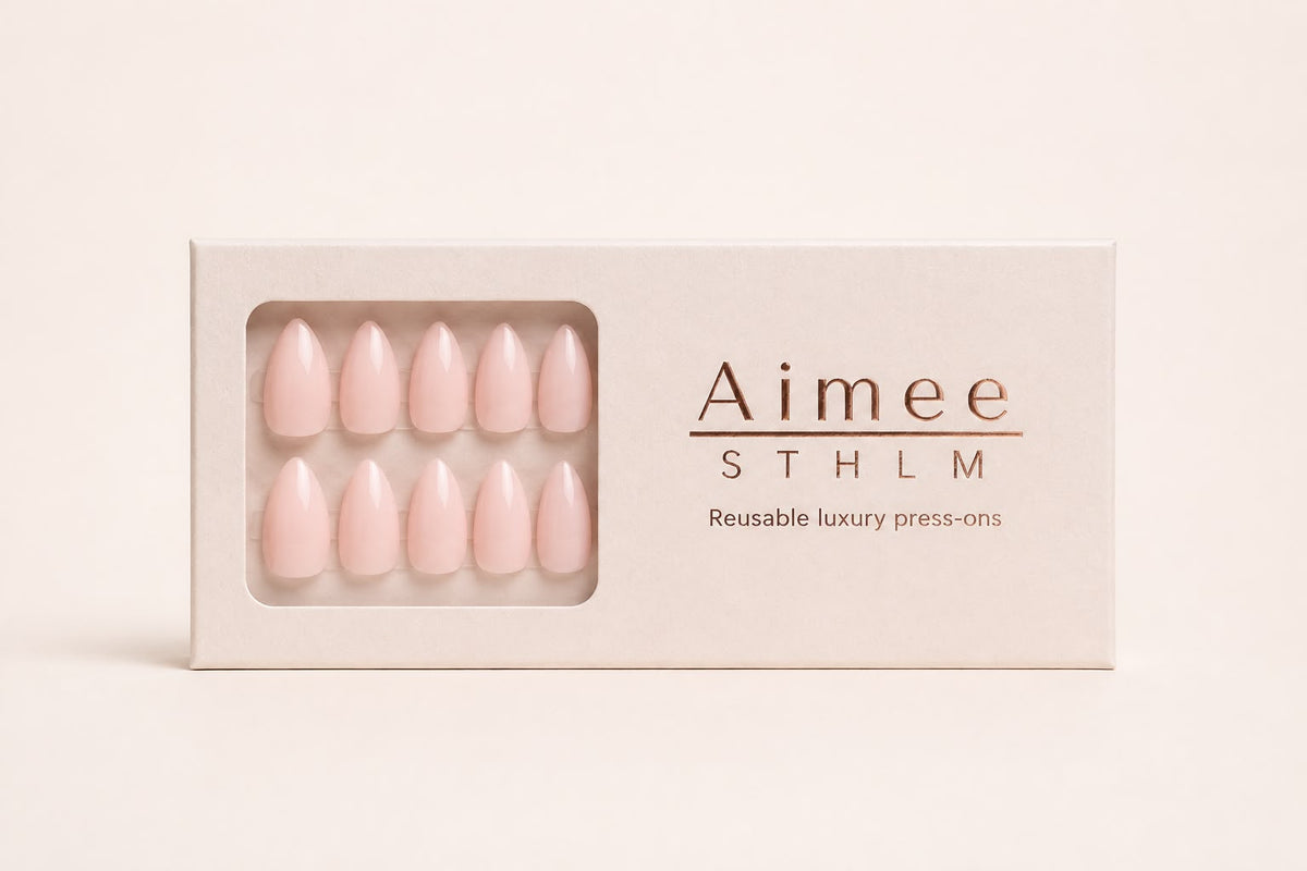 Blush Silk-Schachtel – Wiederverwendbare, hellrosa, einfarbige Kunstnägel in der Form „Short Almond“, verpackt in einer exklusiven Schachtel von Aimee STHLM