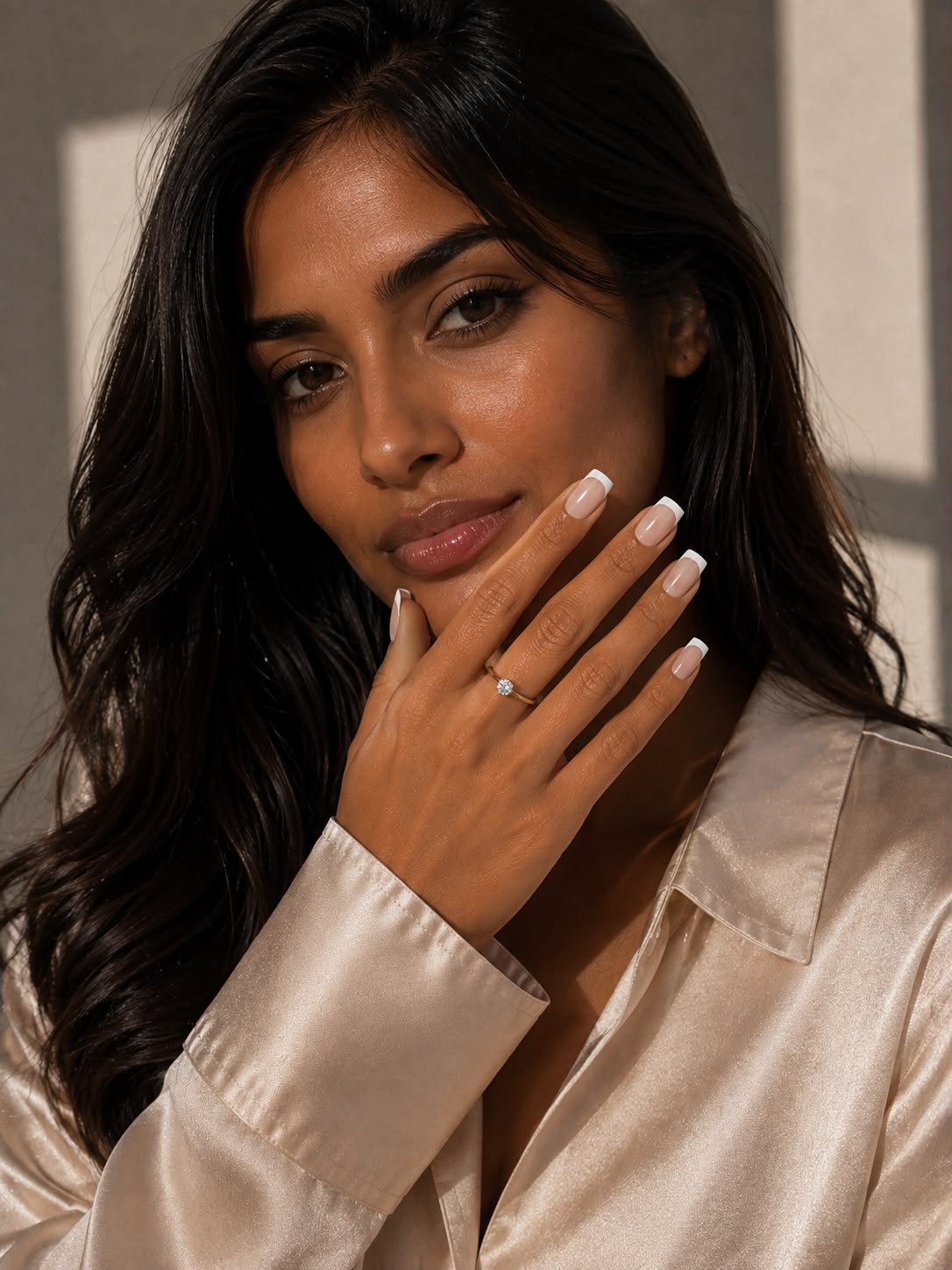 Model mit kurzen, quadratischen „Bridal French“-Klebe-Nägeln mit French-Maniküre von Aimee STHLM