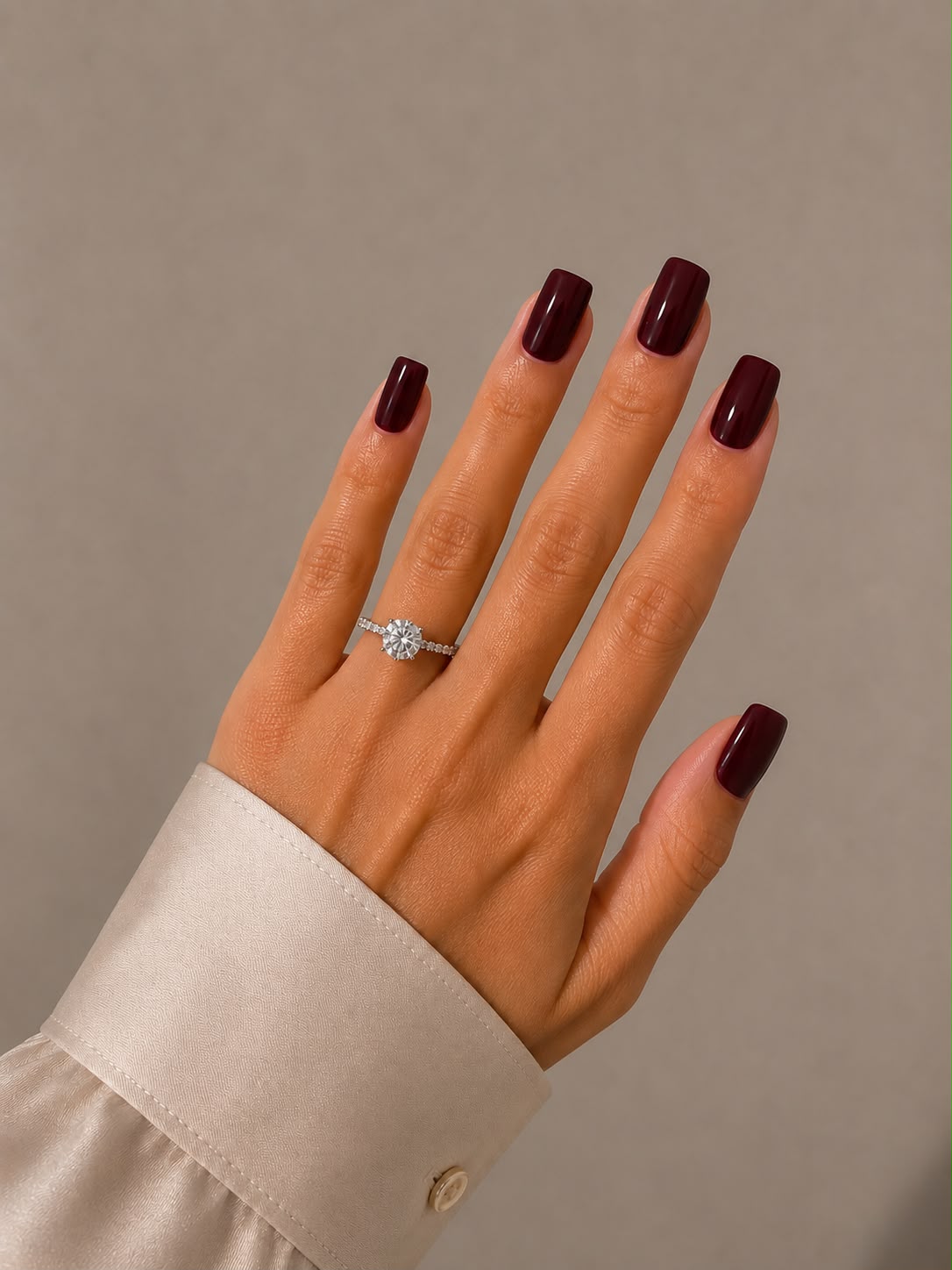 Cherry Wine – Kurze, quadratische (Short Square) dunkelrote Bordeaux-Press-on-Nägel mit glänzendem Finish, von Hand aufgebracht von Aimee STHLM