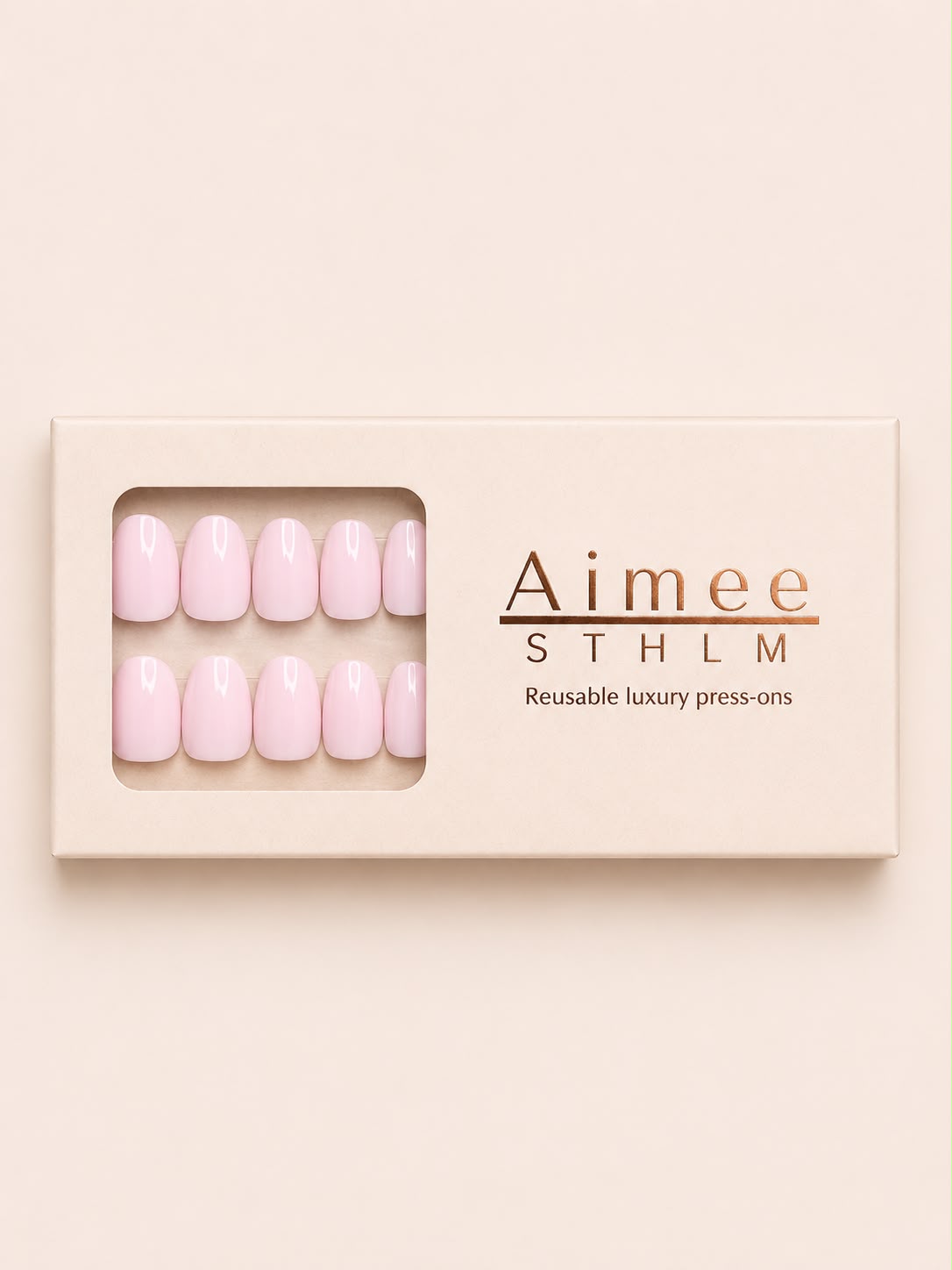 Cloud Pink-Schachtel – Wiederverwendbare, hellrosa, einfarbige Kunstnägel in der Form „Short Oval“, verpackt in einer exklusiven Schachtel von Aimee STHLM