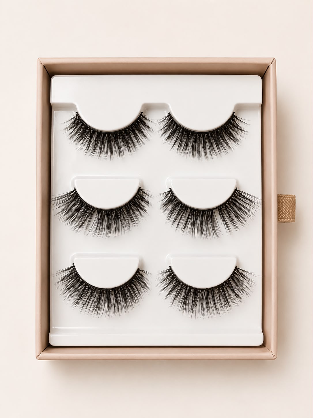 Daily Glow DIY Lash Extensions – Wimpernplatte mit drei natürlichen Stilen von künstlichen Wimpern von Aimee STHLM