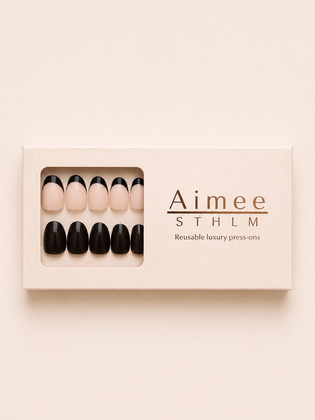 Dark Ballet-Schachtel – Wiederverwendbare schwarze französische Kunstnägel in der Form „Short Oval“, verpackt in einer exklusiven Schachtel von Aimee STHLM