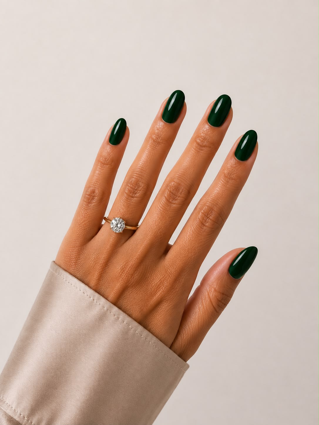 Dark Olive – Kurze ovale (Short Oval) olivgrüne Press-on-Nägel mit glänzendem Finish, von Hand aufgetragen, von Aimee STHLM