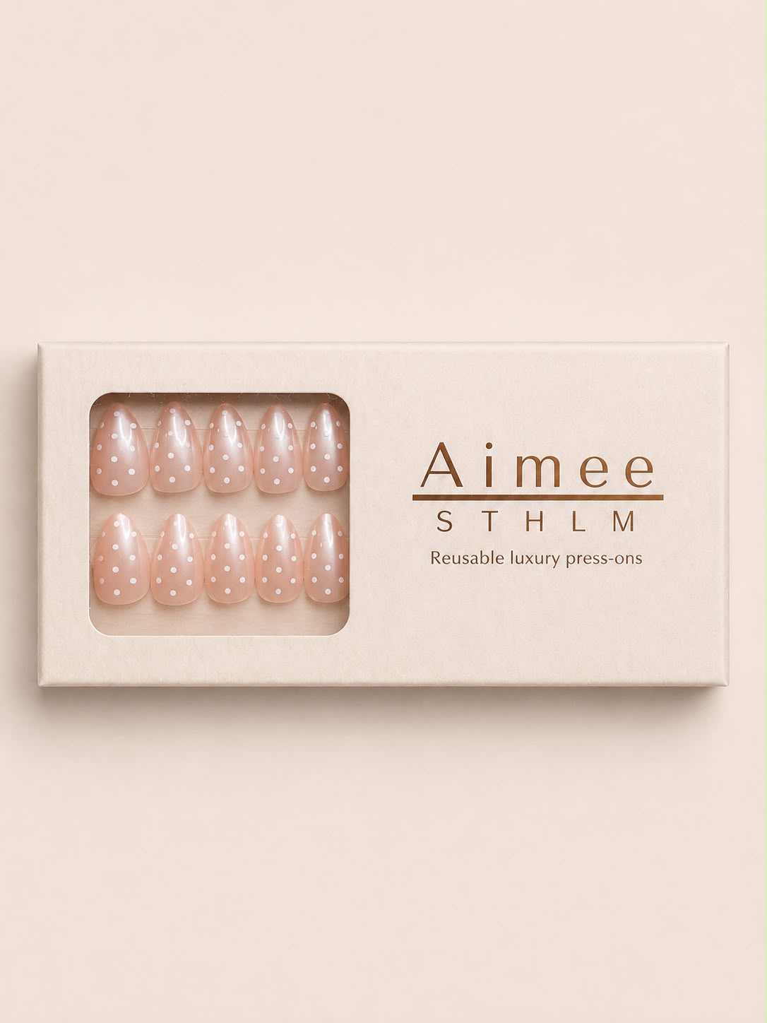 Dew Drops-Schachtel – Wiederverwendbare gemusterte Kunstnägel in der Form „Short Almond“, verpackt in einer exklusiven Schachtel von Aimee STHLM