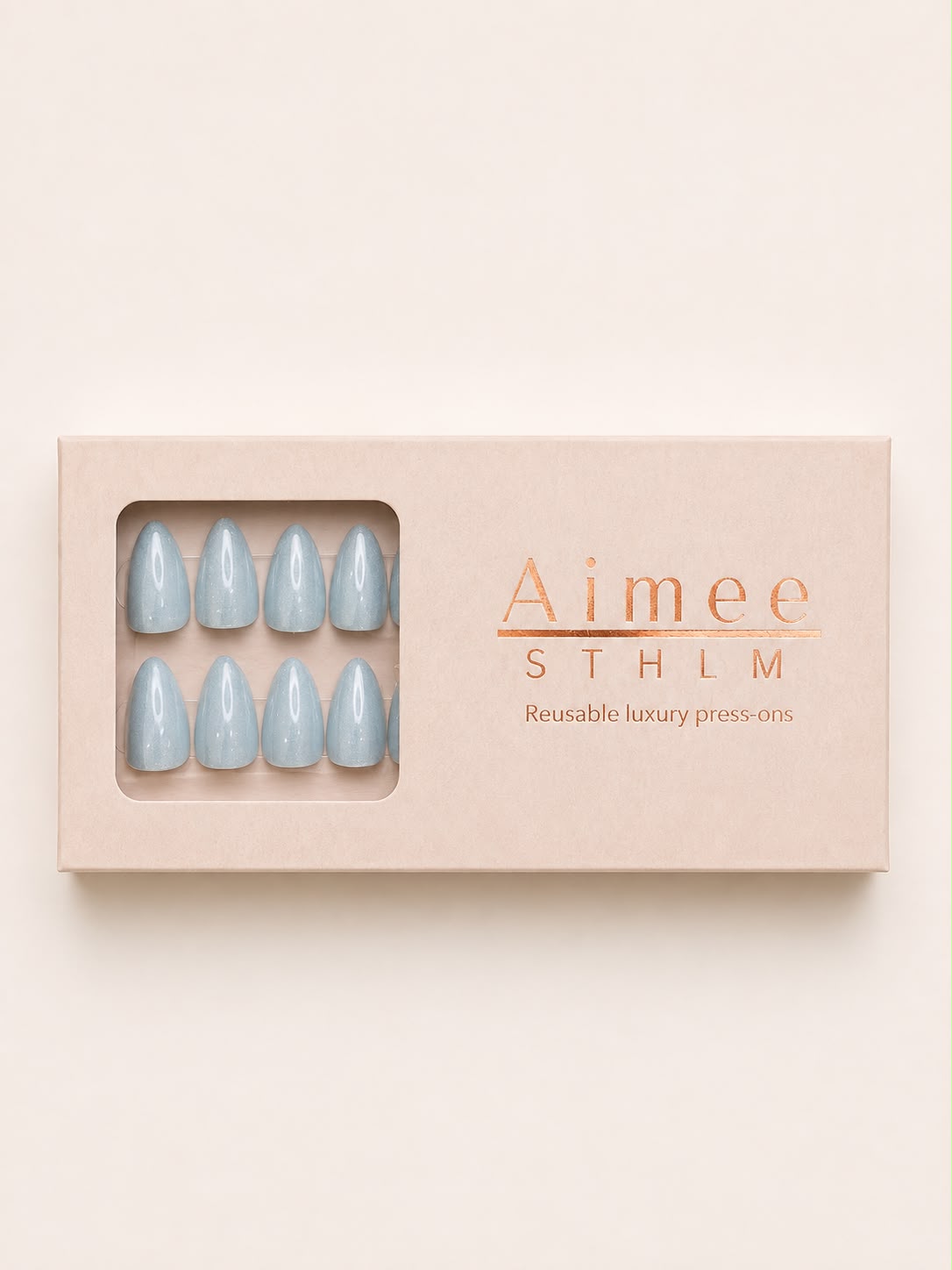 Frost Bite-Schachtel – Wiederverwendbare, eisblaue Cat-Eye-Kunstnägel in der Form „Short Almond“, verpackt in einer exklusiven Schachtel von Aimee STHLM
