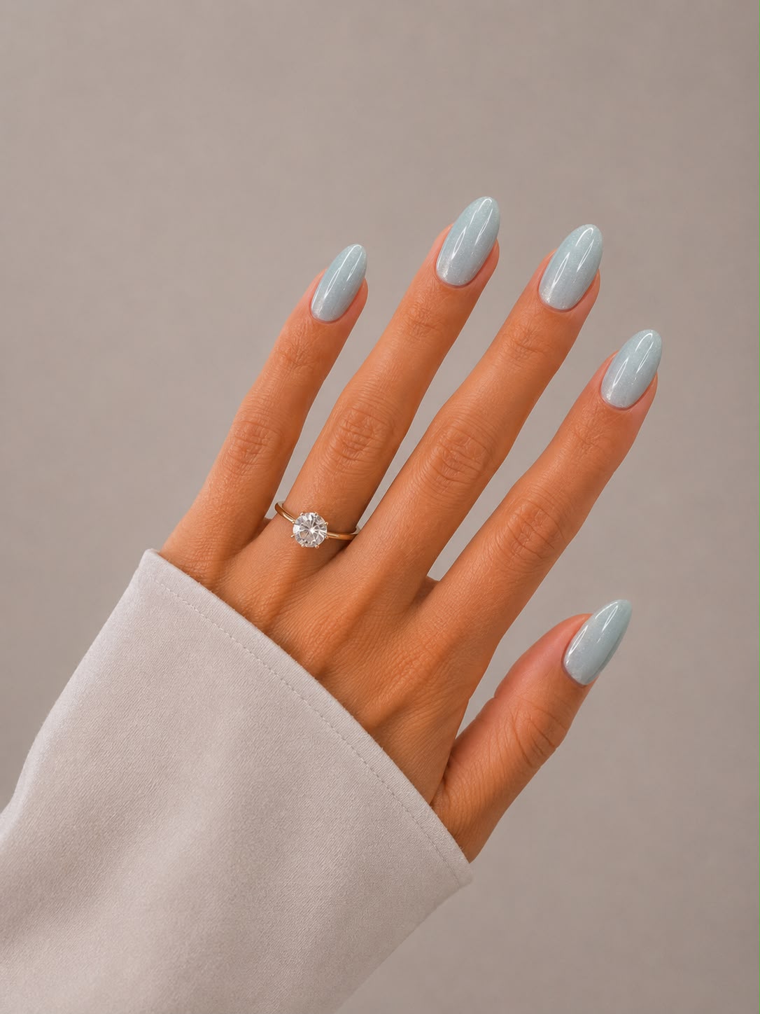 Frost Bite – Kurze, mandelförmige (Short Almond) eisblaue Cat-Eye-Klebe-Nägel mit Schimmer, von Hand aufgetragen, von Aimee STHLM
