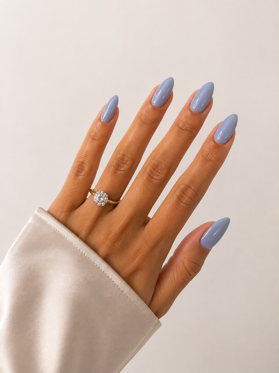 Lavender Mist – Kurze, mandelförmige (Short Almond) helllila Press-on-Nägel mit glänzendem Finish, handgetragen von Aimee STHLM