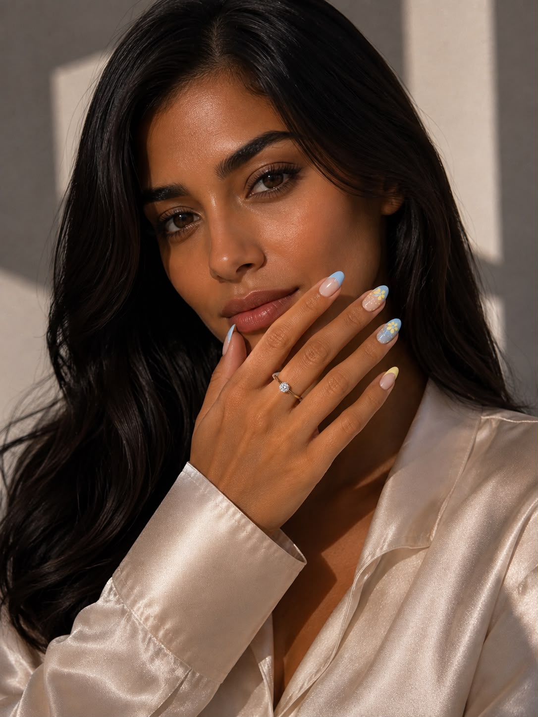 Nahaufnahme eines Models mit pastellfarbenen „Lemon Bloom“-Press-on-Nägeln von Aimee STHLM