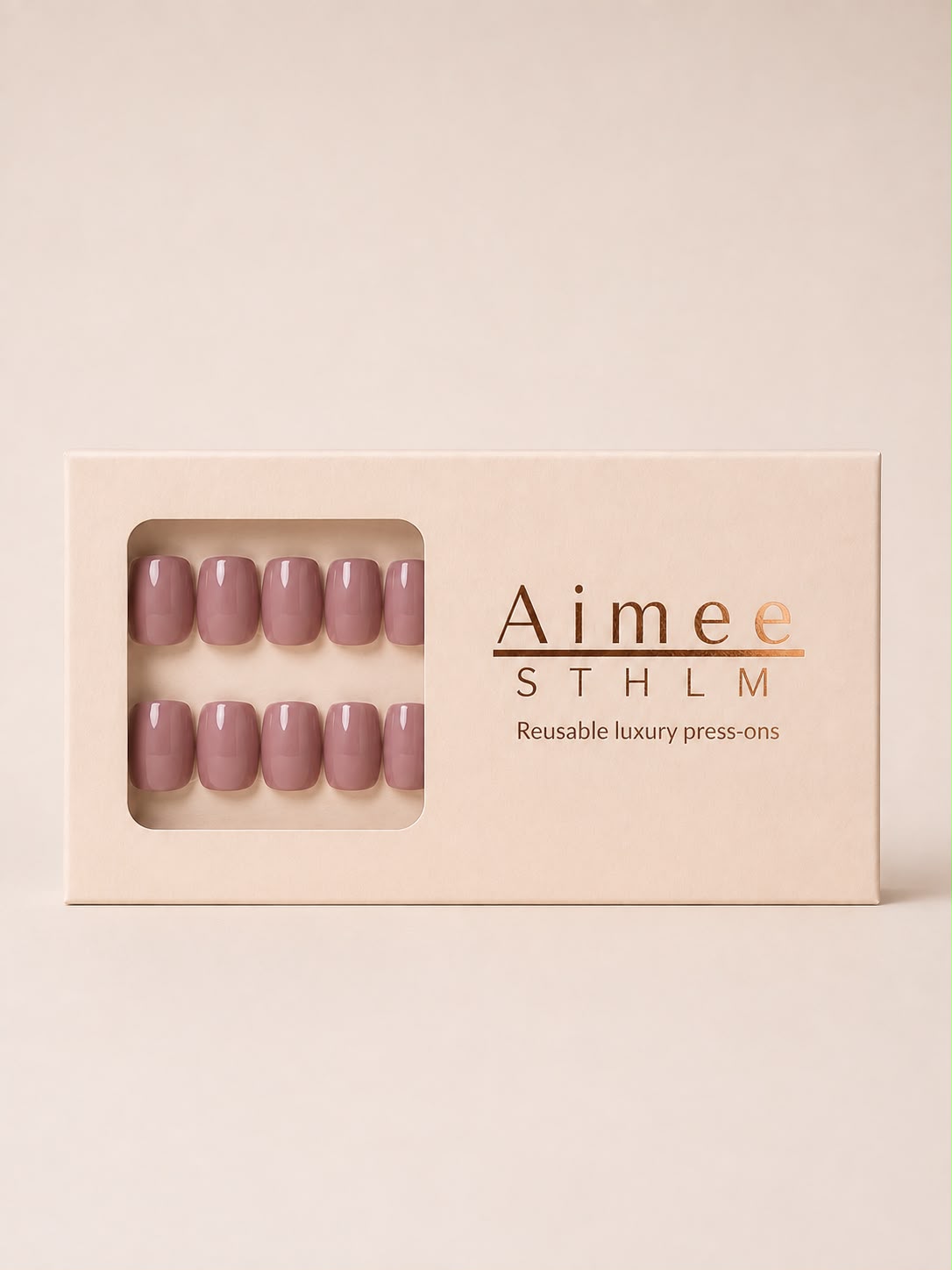Mauve With Me-Schachtel – Wiederverwendbare, gedeckte lila Kunstnägel in der Form „Short Square“, verpackt in einer exklusiven Schachtel von Aimee STHLM