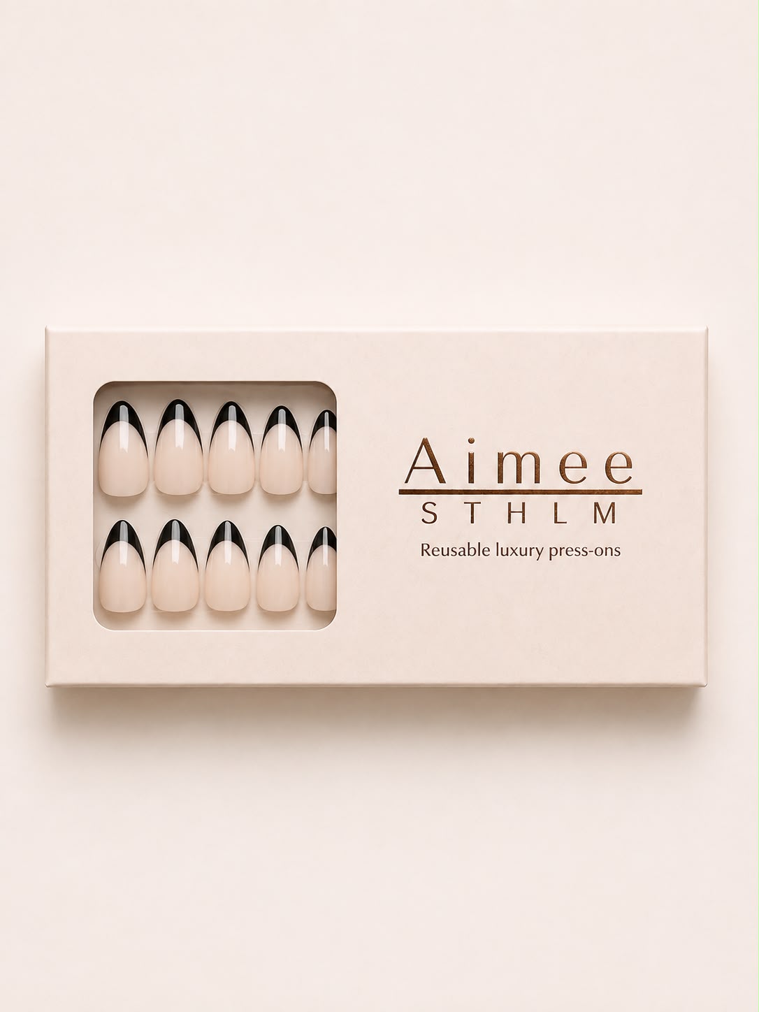 Midnight French Ask – Wiederverwendbare schwarze französische Kunstnägel in der Form „Short Almond“, verpackt in einer exklusiven Schachtel von Aimee STHLM