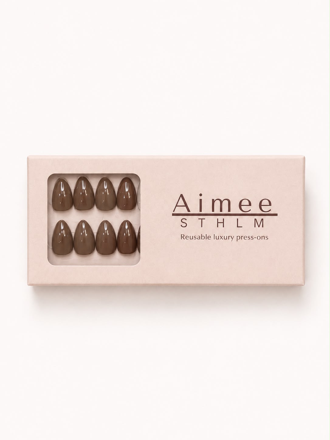 Mocha Muse-Schachtel – Wiederverwendbare braune Kunstnägel in der Form „Short Almond“, verpackt in einer exklusiven Schachtel von Aimee STHLM
