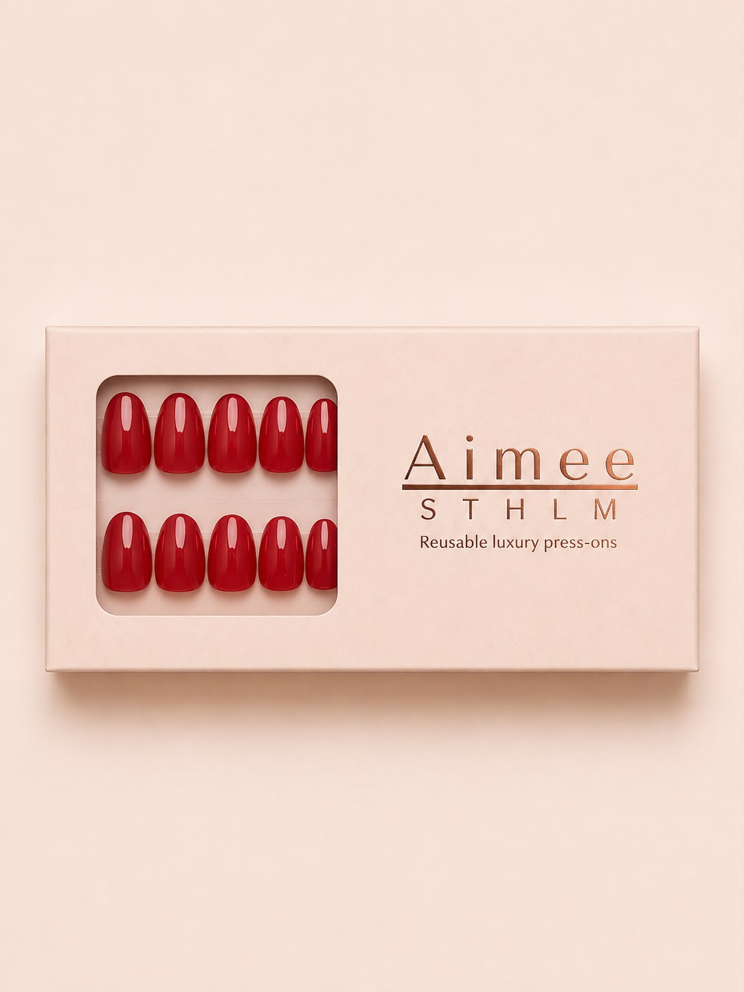 Monaco Red Asche – Wiederverwendbare rote Kunstnägel in der Form „Short Oval“, verpackt in einer exklusiven Schachtel von Aimee STHLM