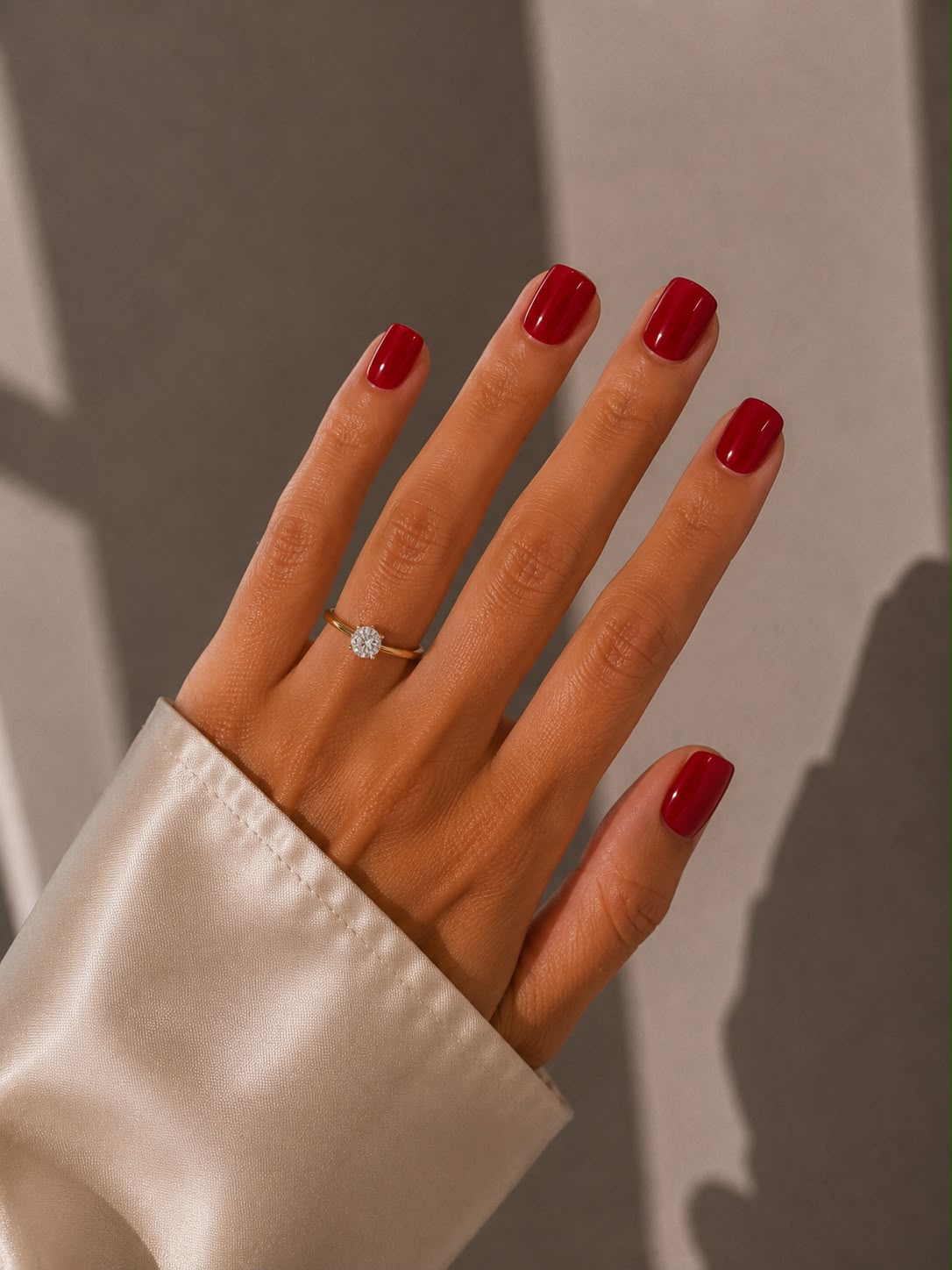 Monaco Red – Extra kurze, quadratische (Extra Short Square) tiefrote Press-on-Nägel mit glänzendem Finish, von Hand aufgetragen, von Aimee STHLM