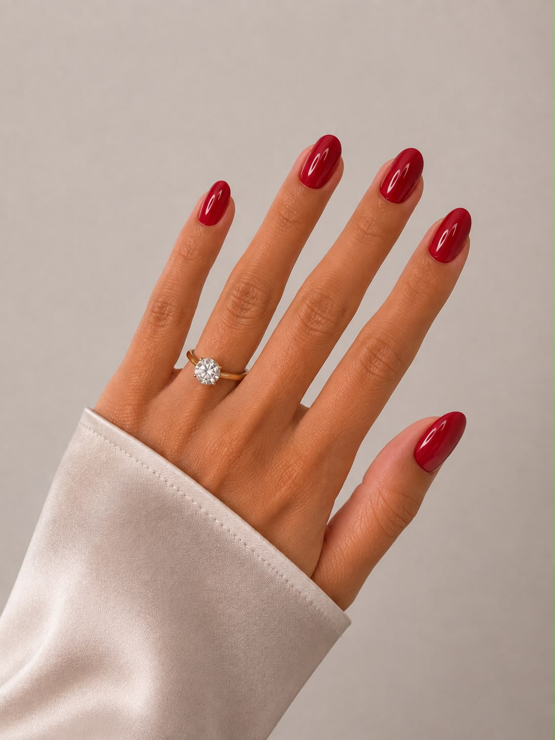 Monaco Red – Kurze ovale (Short Oval) klassisch rote Press-on-Nägel mit hochglänzender Oberfläche, von Hand aufgetragen, von Aimee STHLM