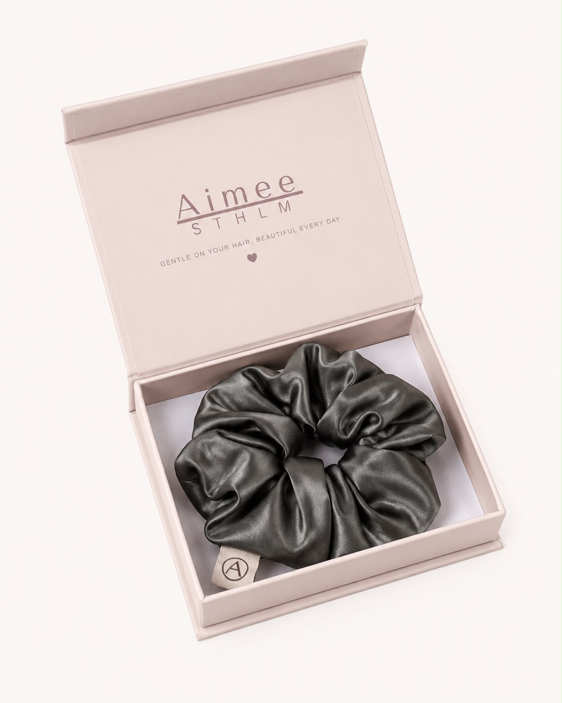 #colors_Dark Grey Maulbeergraues Scrunchie in Dunkelgrau – Dunkelgraues Haargummi aus 100 % echter Seide von Aimee STHLM