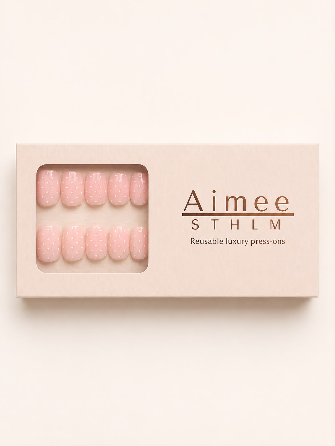 Polka Pink-Schachtel – Wiederverwendbare rosa und gepunktete Kunstnägel im Short-Square-Format, verpackt in einer exklusiven Schachtel von Aimee STHLM