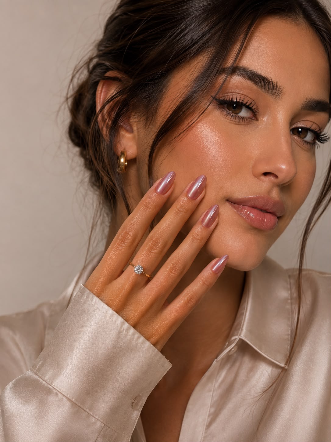 Model mit kurzen, mandelförmigen, rosafarbenen Cat-Eye-Klebe-Nägeln „Rosé Glow“ von Aimee STHLM