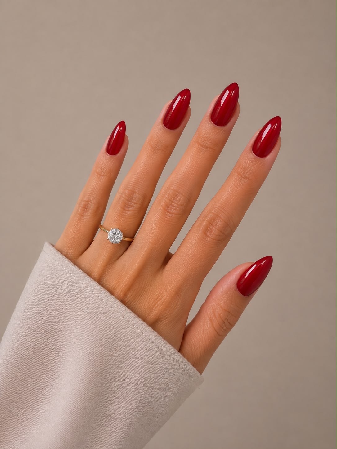 Ruby Chrome – Kurze, mandelförmige (Short Almond) rubinrote Cat-Eye-Klebe-Nägel mit Schimmer, von Hand aufgebracht, von Aimee STHLM