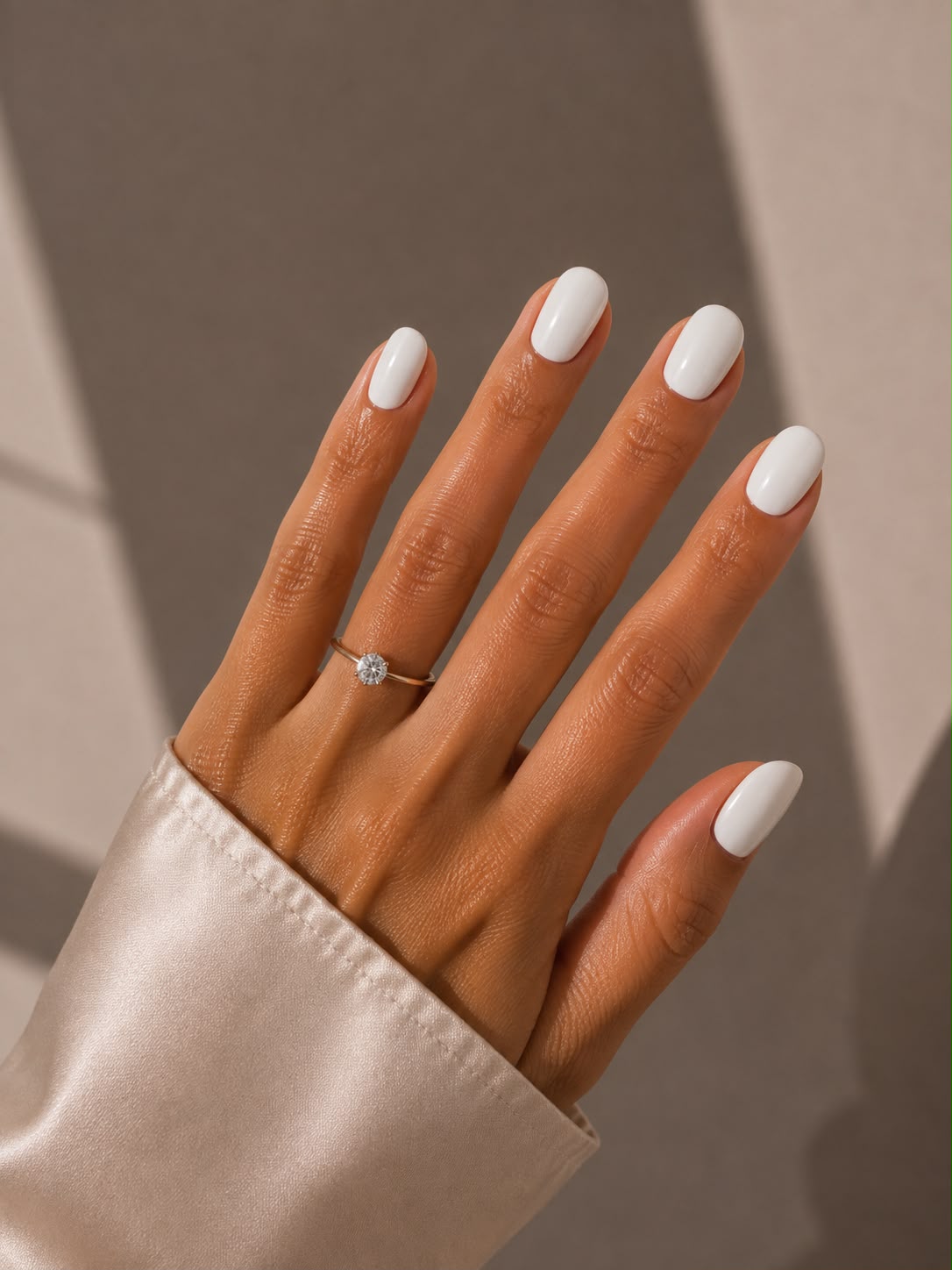 Snow Drop – Square Extra Short, weiße Press-on-Nägel an der Hand von Aimee STHLM