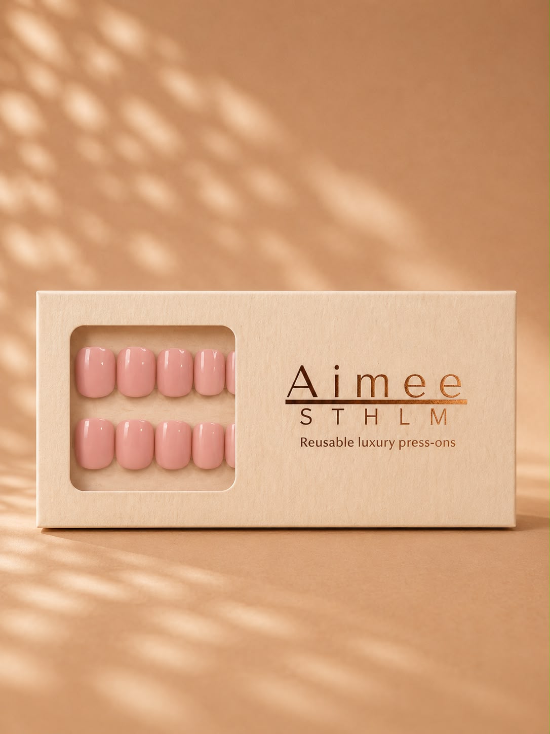 Soft Blush-Schachtel – Wiederverwendbare hellrosa Kunstnägel in der Form „Extra Short Square“, verpackt in einer exklusiven Schachtel von Aimee STHLM