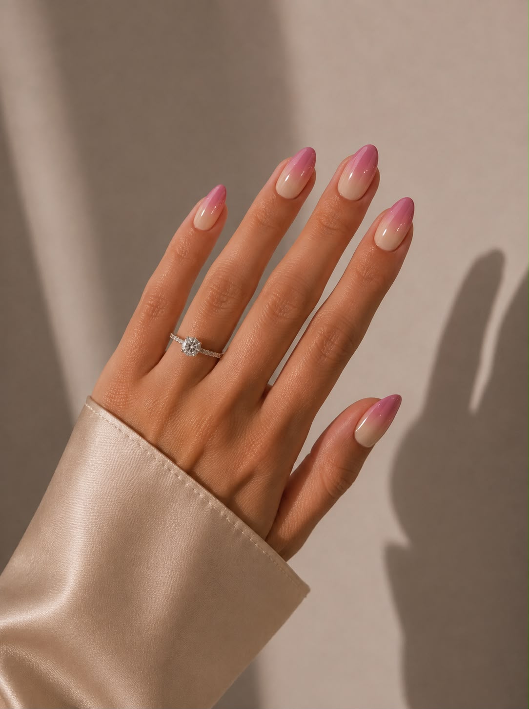 Sunset Blush – Kurze, mandelförmige (Short Almond) rosa Ombré-Klebe-Nägel mit glänzendem Finish, von Hand aufgetragen, von Aimee STHLM