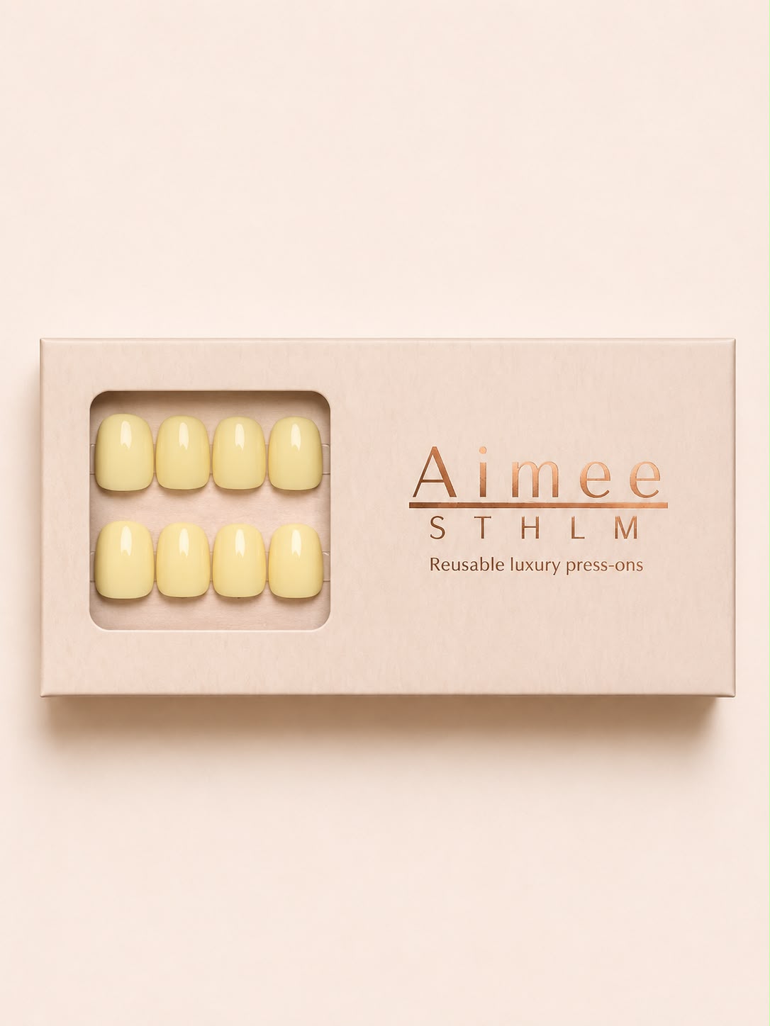 Vanilla Cream-Schachtel – Wiederverwendbare hellgelbe Pastell-Nägel im Short-Square-Cut, verpackt in einer exklusiven Schachtel von Aimee STHLM