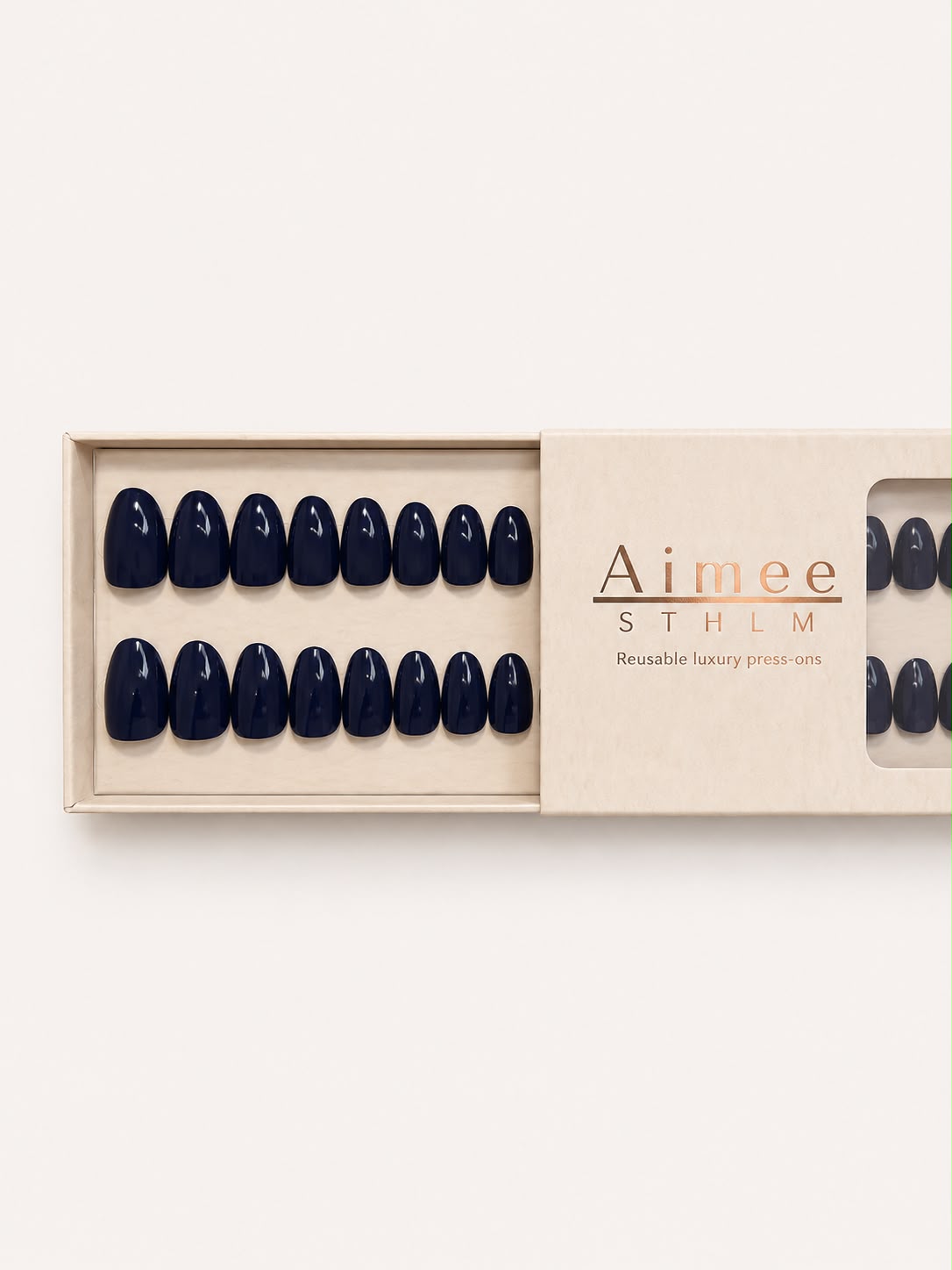 Velvet Navy-Schachtel – Wiederverwendbare, marineblaue Kunstnägel in der Form „Short Oval“, verpackt in einer exklusiven Schachtel von Aimee STHLM