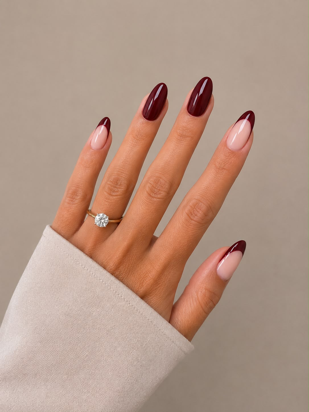 Velvet Vibe – Almond Short: weinrote Press-on-Nägel mit French Manicure, handgefertigt von Aimee STHLM Press-on-Nails