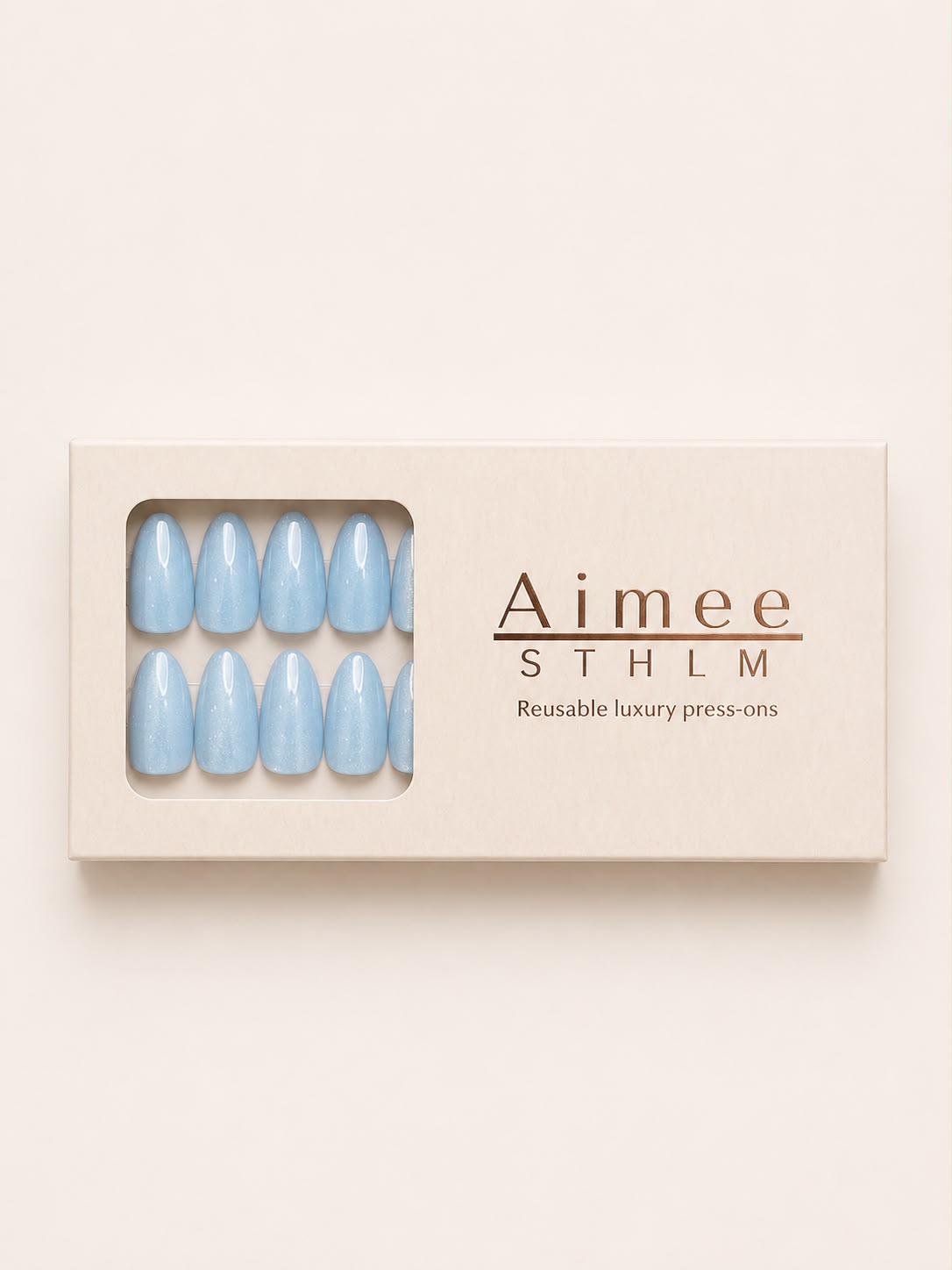 Winter Sky-Schachtel – Wiederverwendbare hellblaue Cat-Eye-Kunstnägel in der Form „Medium Almond“, verpackt in einer exklusiven Schachtel von Aimee STHLM