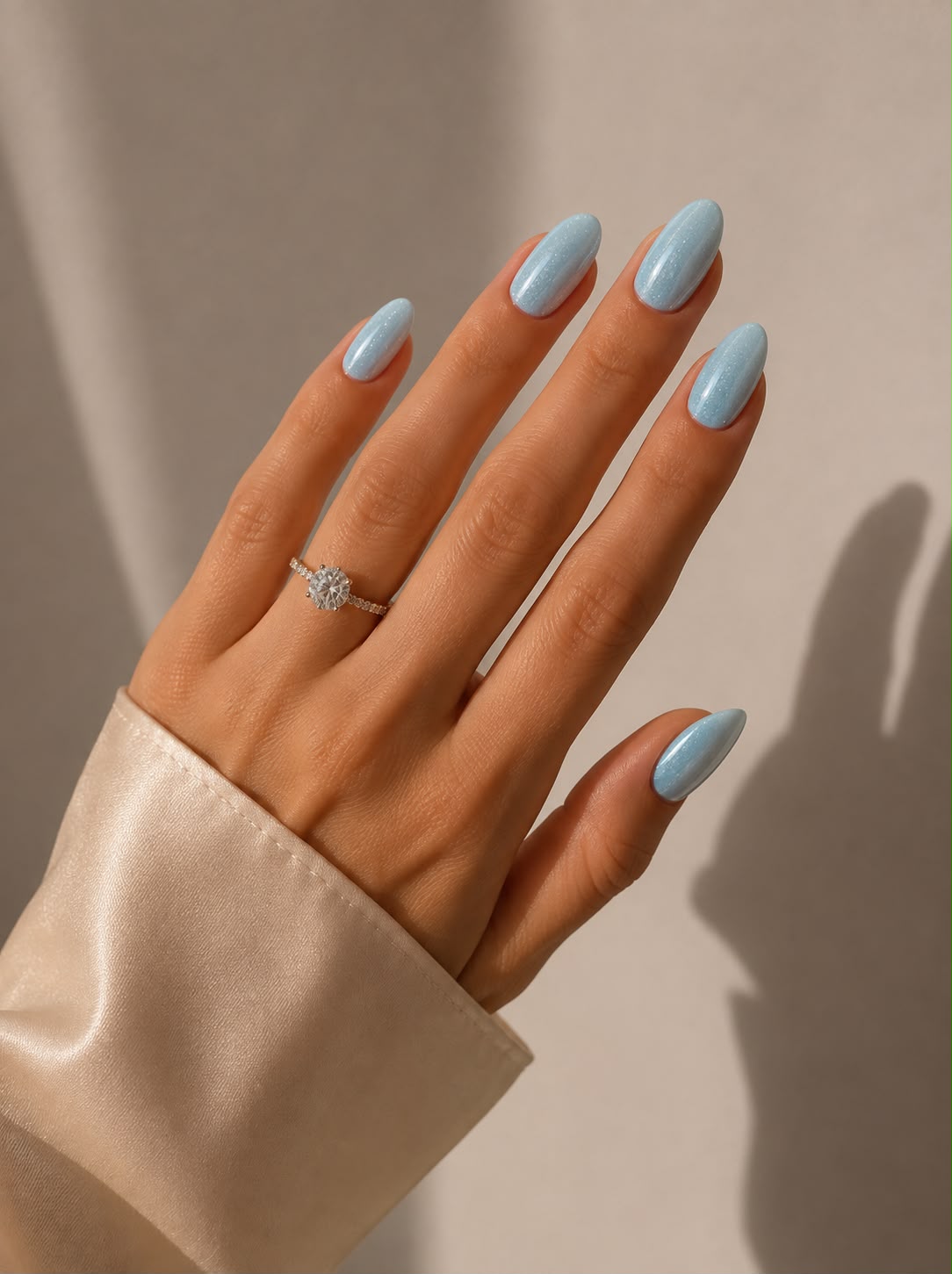 Winter Sky – Mandelförmige (Medium Almond) hellblaue Cat-Eye-Klebe-Nägel mit Schimmer, von Hand aufgetragen, von Aimee STHLM