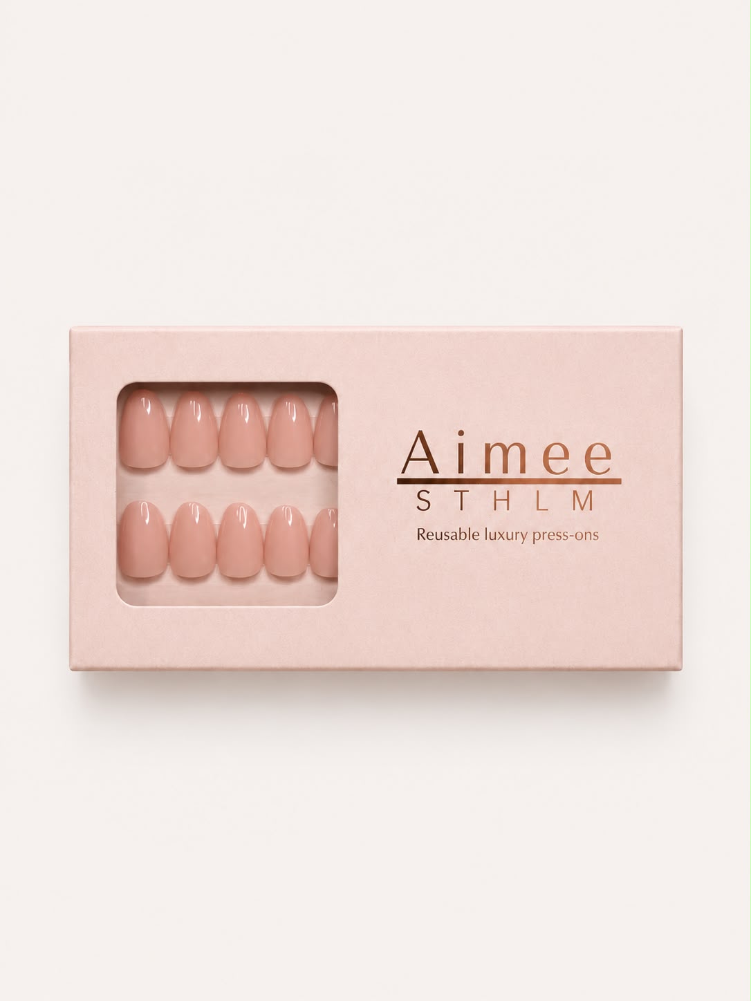 Nude Muse-æske – Genanvendelige, neutrale nude-kunstige negle i Short Oval, pakket i en eksklusiv æske fra Aimee STHLM