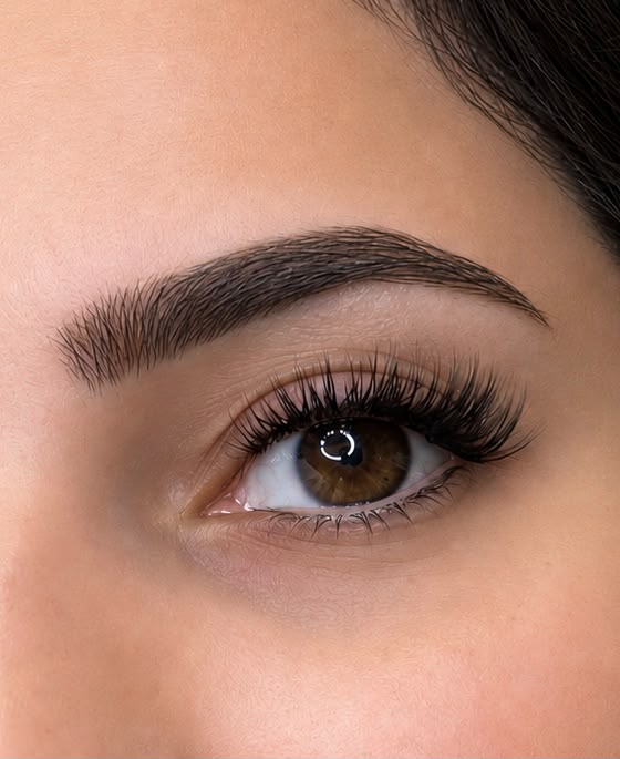 Aimee STHLM Vorgeklebte Wimpernverlängerungen „After Dark“ – Nahaufnahme: Wunderschöne Salon-Wimpern in wenigen Minuten