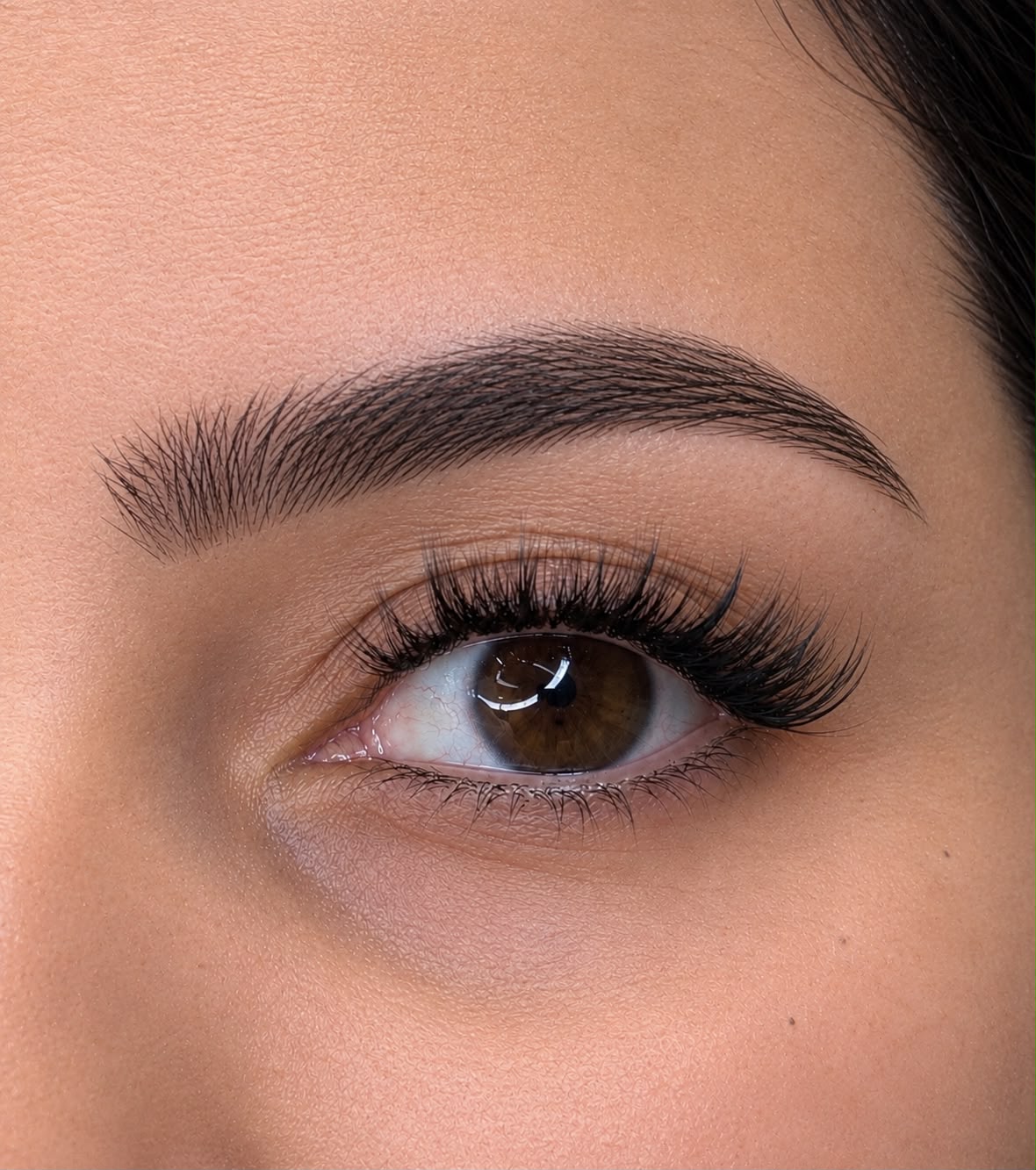 Aimee STHLM Vorgeklebte Wimpernverlängerungen „Soft Viel“ – Nahaufnahme: Wunderschöne Salon-Wimpern in wenigen Minuten