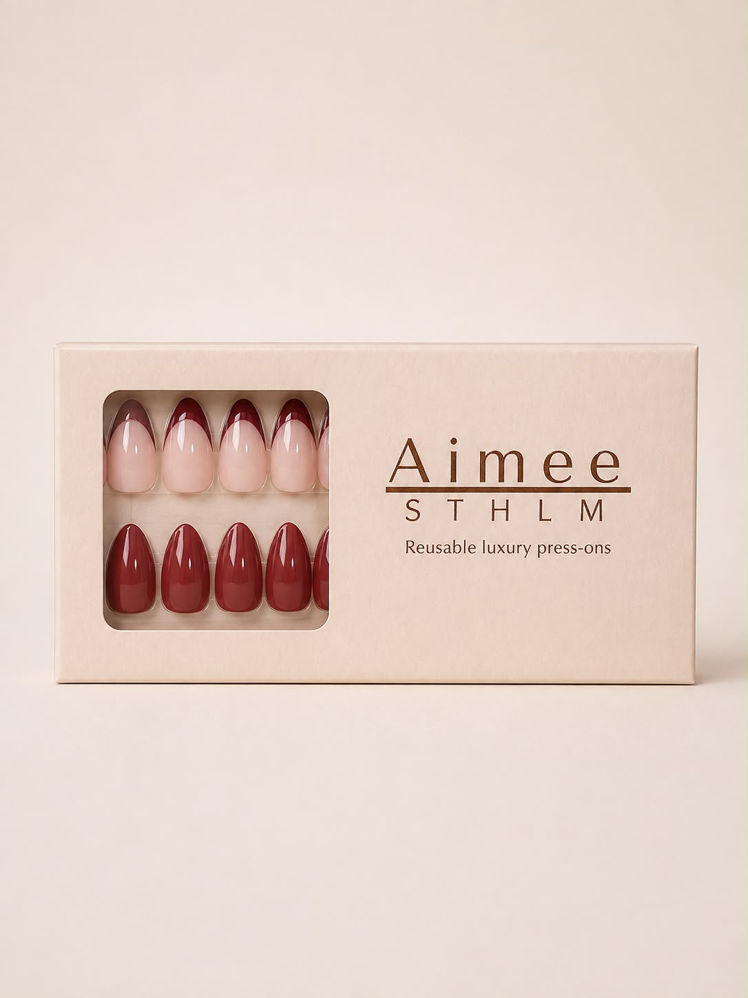 Velvet Vibe Almond Short press-on-negle i eksklusiv emballage fra Aimee STHLM