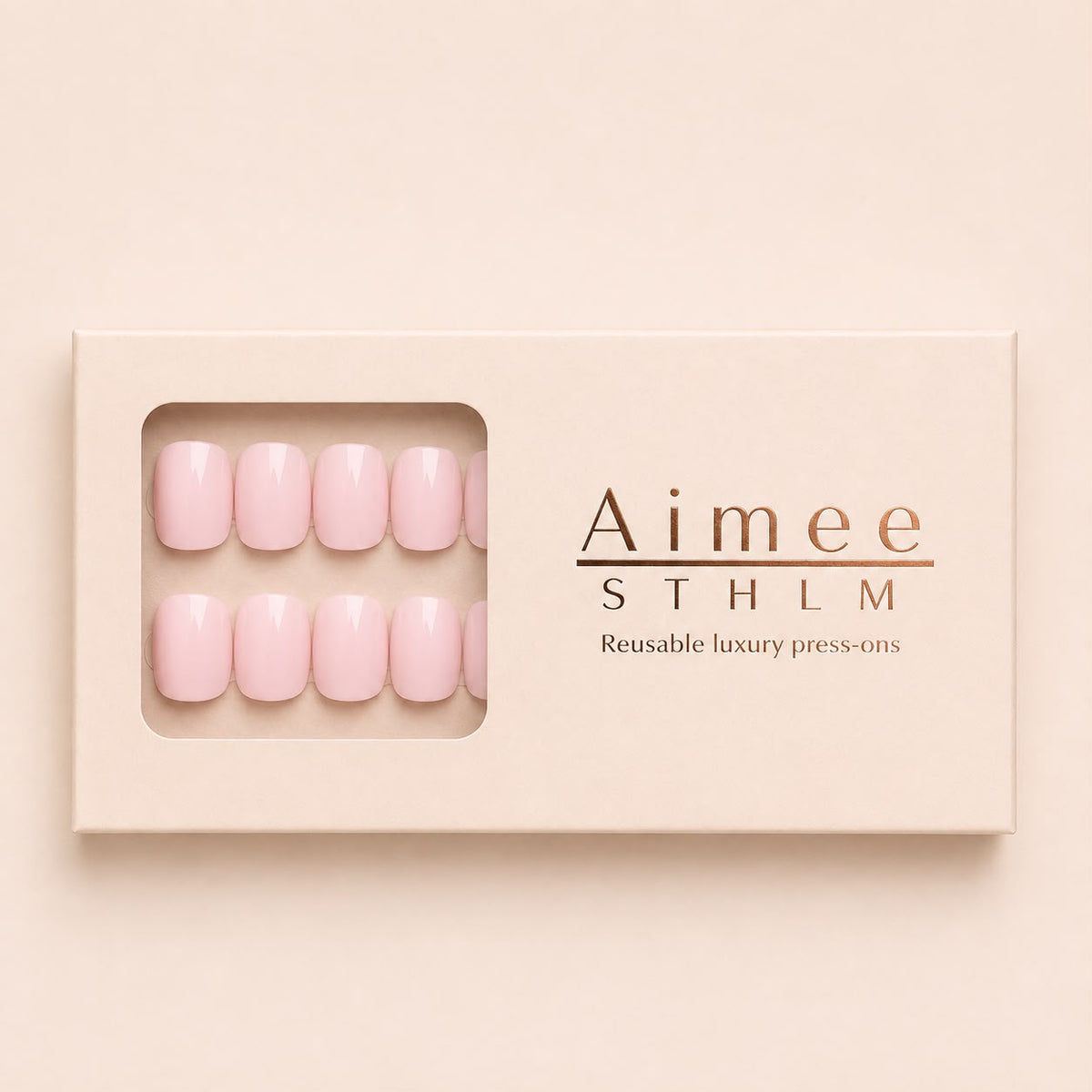 Baby Pink-Schachtel – Wiederverwendbare hellrosa Kunstnägel in der Form „Extra Short Square“, verpackt in einer exklusiven Schachtel von Aimee STHLM