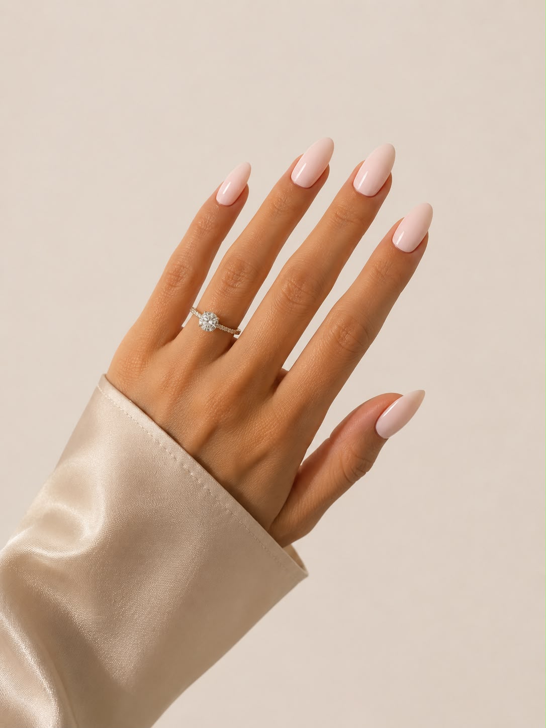 Blush Silk – Kurze, mandelförmige (Short Almond) hellrosa Press-on-Nägel mit glänzendem Finish, von Hand aufgetragen, von Aimee STHLM
