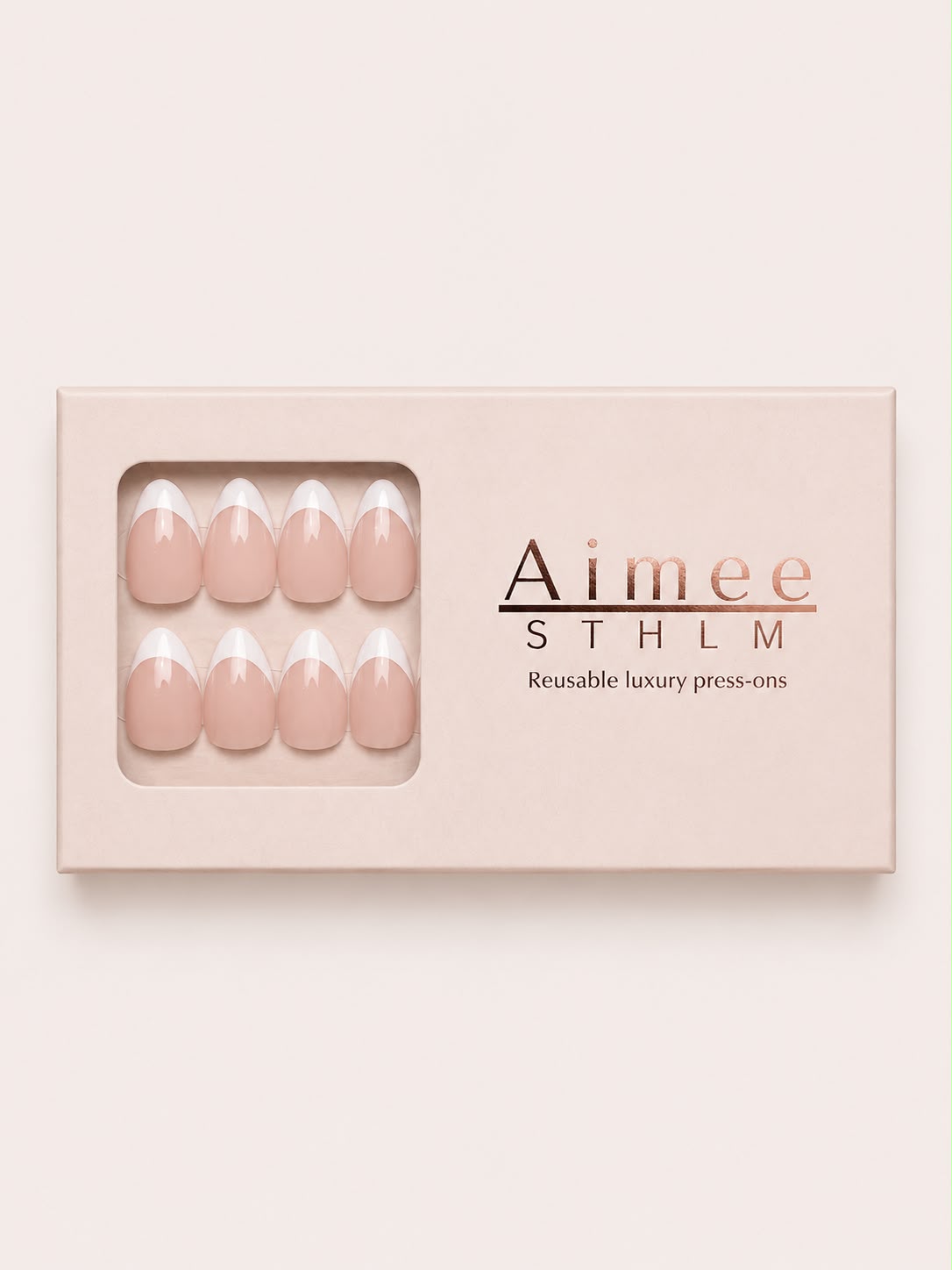 Bridal French Box – Wiederverwendbare Kunstnägel mit French-Maniküre in der Form „Short Almond“, verpackt in einer exklusiven Box von Aimee STHLM