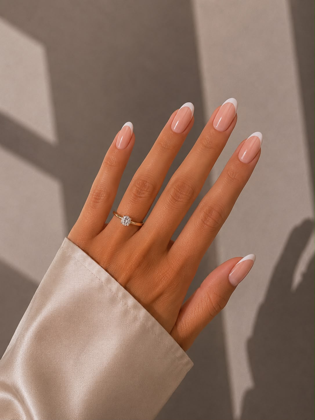 Bridal French – Kurze, mandelförmige (Short Almond) Press-On-Nägel mit klassischer French-Maniküre, von Hand aufgetragen, von Aimee STHLM