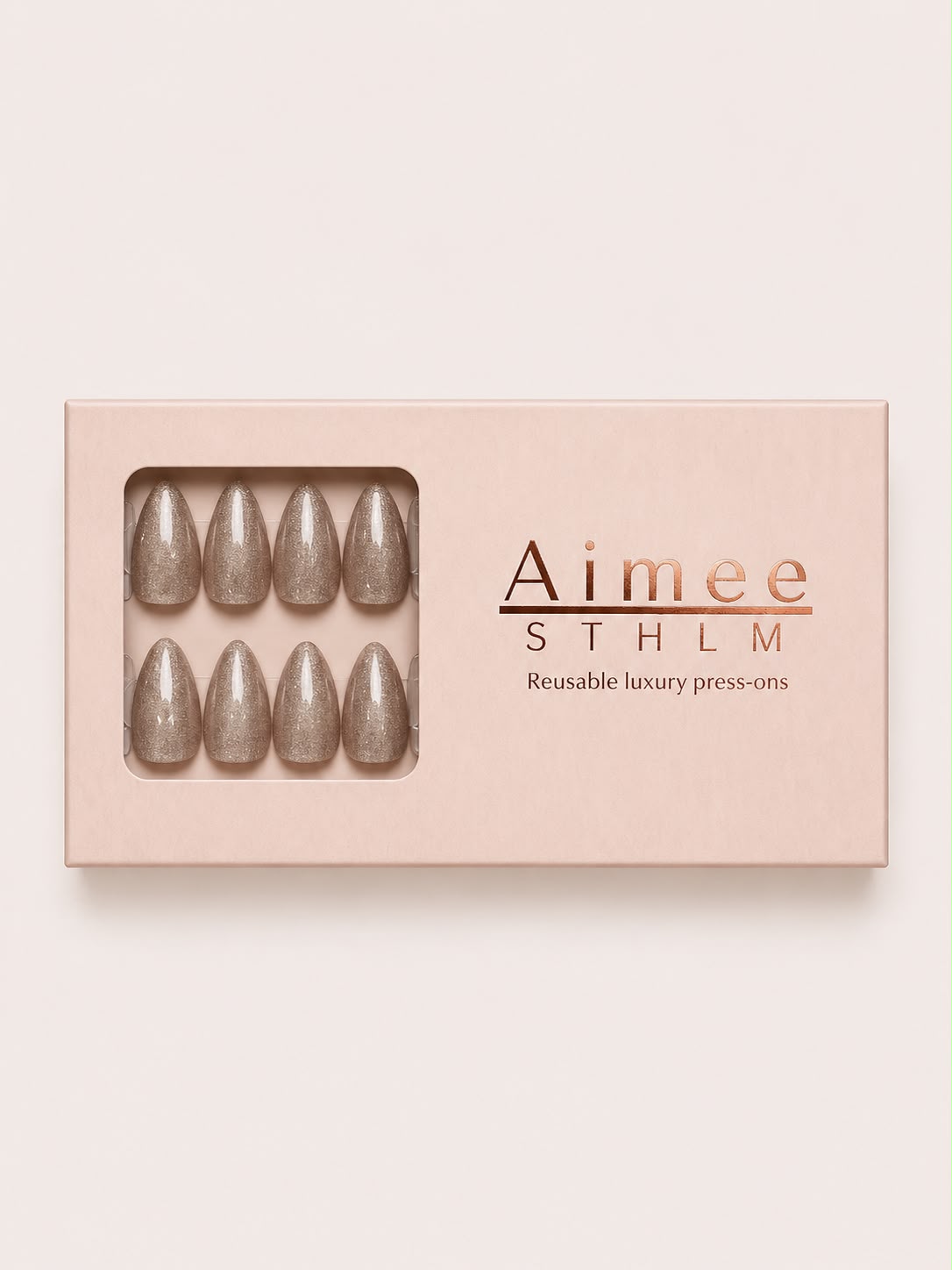 Champagne Frost-Schachtel – Wiederverwendbare, champagnerfarbene Cat-Eye-Kunstnägel in der Form „Short Almond“, verpackt in einer exklusiven Schachtel von Aimee STHLM