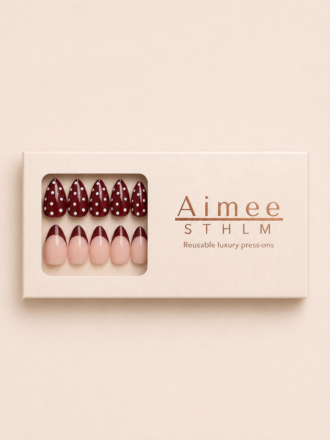 Cherry Kiss-Schachtel – Wiederverwendbare, kirschrote, gemusterte französische Kunstnägel in der Form „Short Almond“, verpackt in einer exklusiven Schachtel von Aimee STHLM