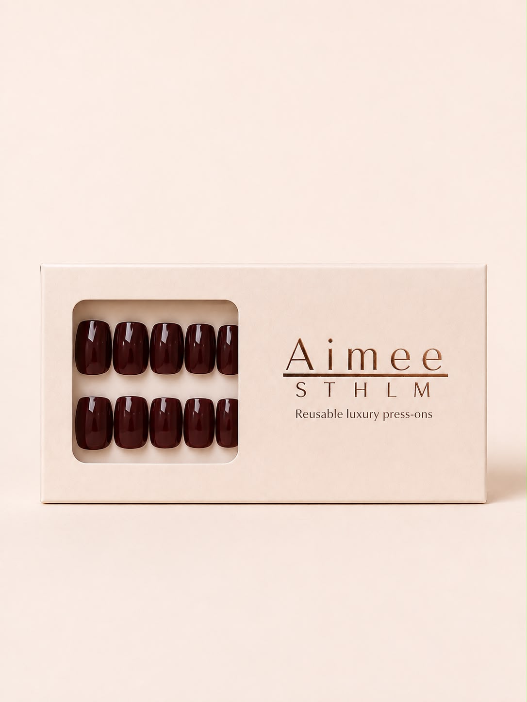 Cherry Wine-Schachtel – Wiederverwendbare, tief burgunderrote, durchgefärbte Kunstnägel im Short-Square-Format, verpackt in einer exklusiven Schachtel von Aimee STHLM