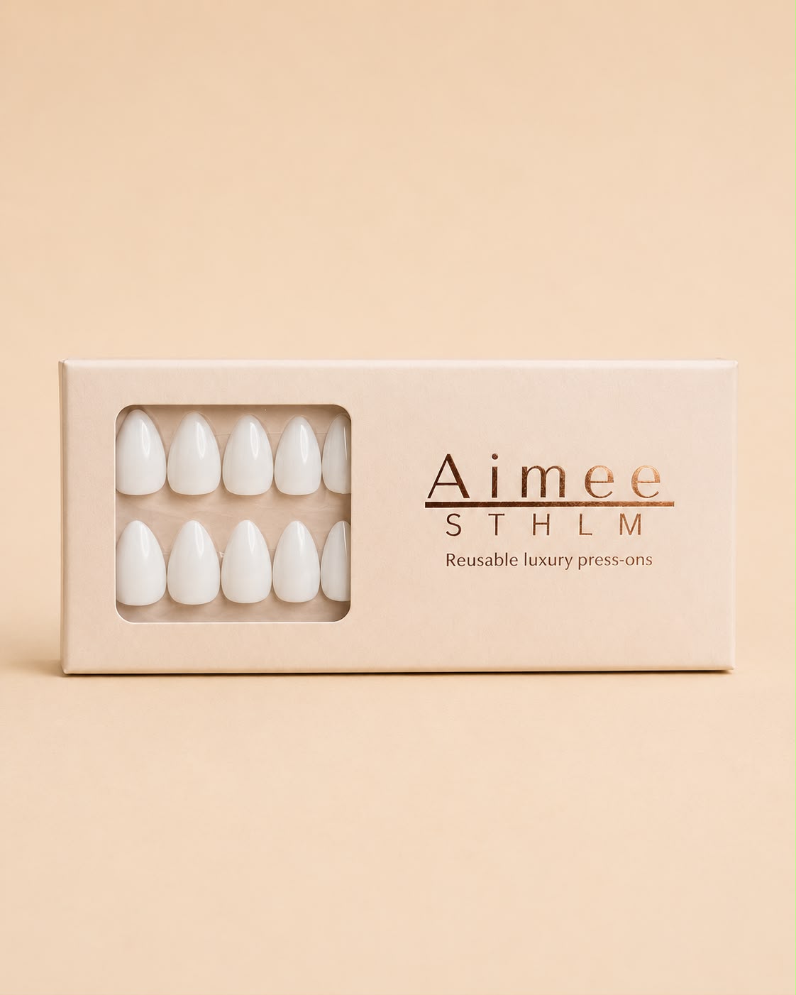Cloud Kiss-Schachtel – Wiederverwendbare, milchweiße, einfarbige Kunstnägel in der Form „Short Almond“, verpackt in einer exklusiven Schachtel von Aimee STHLM