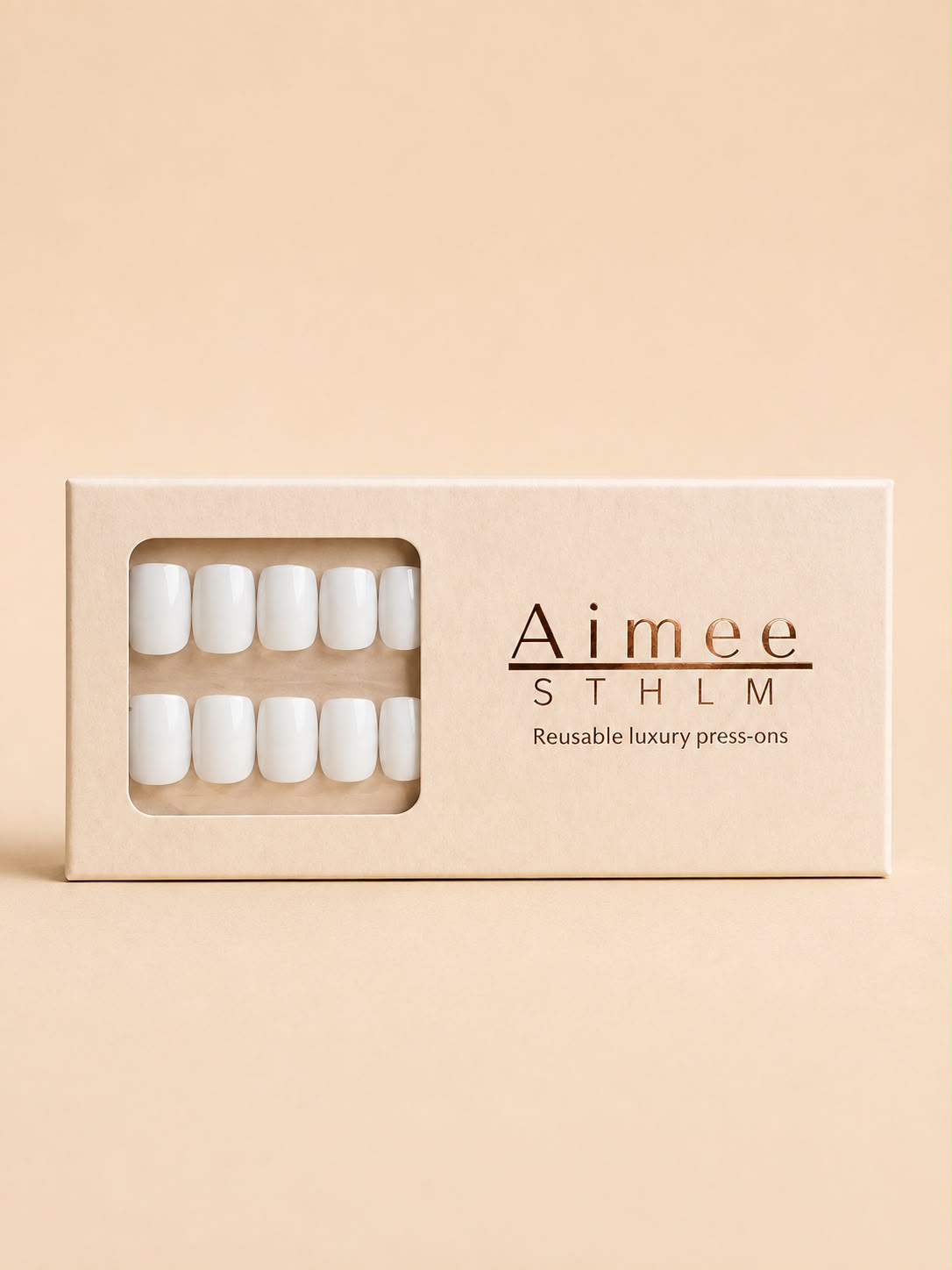 Cloud Kiss-Schachtel – Wiederverwendbare, milchweiße, einfarbige Kunstnägel im Short-Square-Design, verpackt in einer exklusiven Schachtel von Aimee STHLM