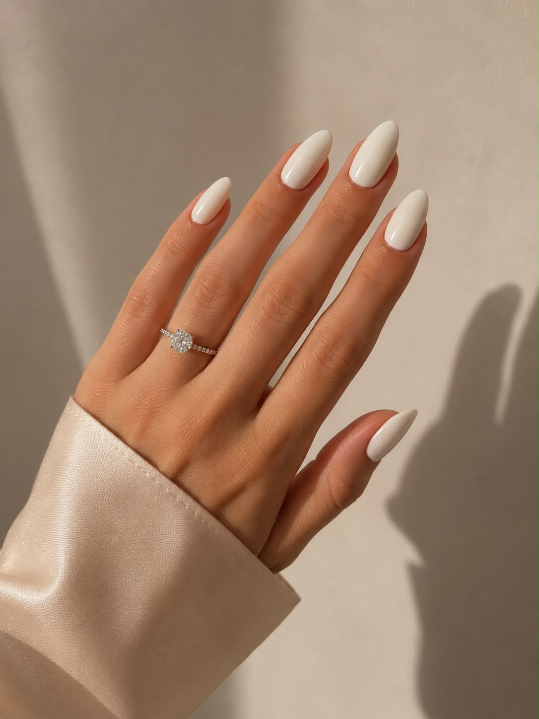 Cloud Kiss – Kurze, mandelförmige (Short Almond) milchweiße Press-on-Nägel mit glänzendem Finish, von Hand aufgetragen, von Aimee STHLM