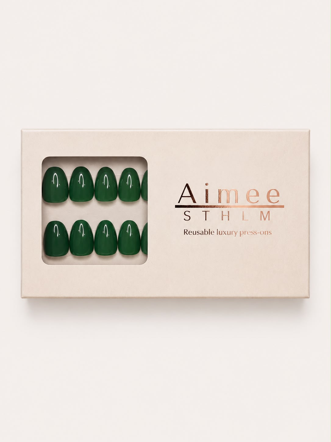 Dark Olive-Schachtel – Wiederverwendbare, tief olivgrüne Kunstnägel in der Form „Short Oval“, verpackt in einer exklusiven Schachtel von Aimee STHLM