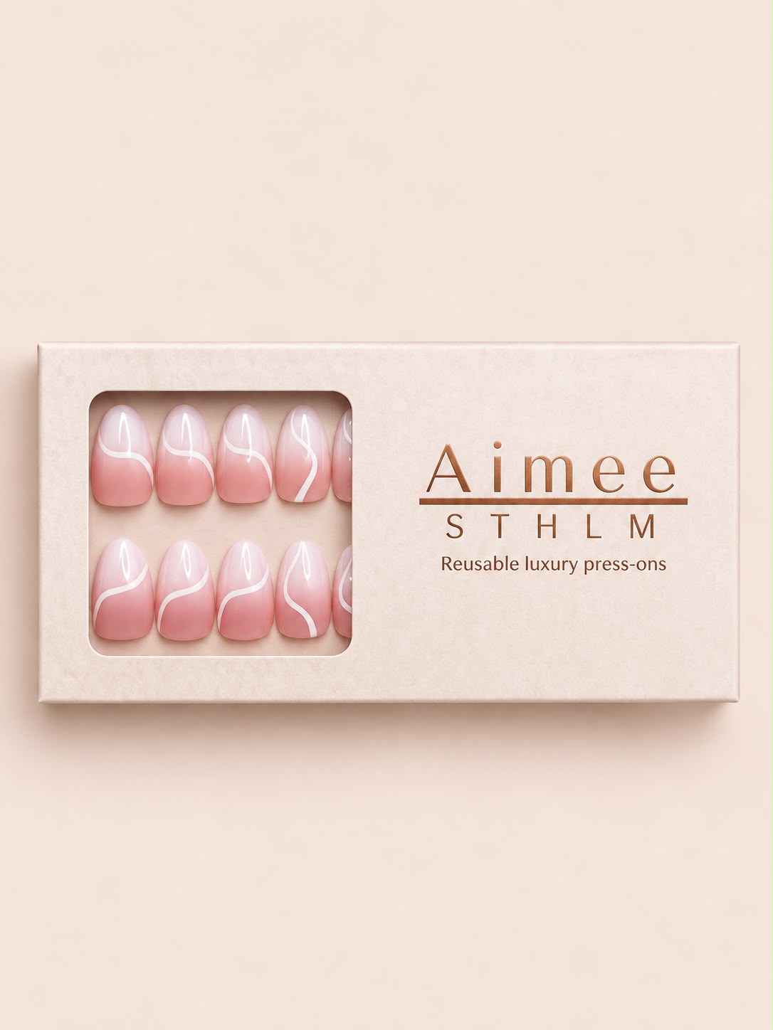 Delicate French Ask – Wiederverwendbare französische Ombré-Kunstnägel in der Form „Short Almond“, verpackt in einer exklusiven Schachtel von Aimee STHLM