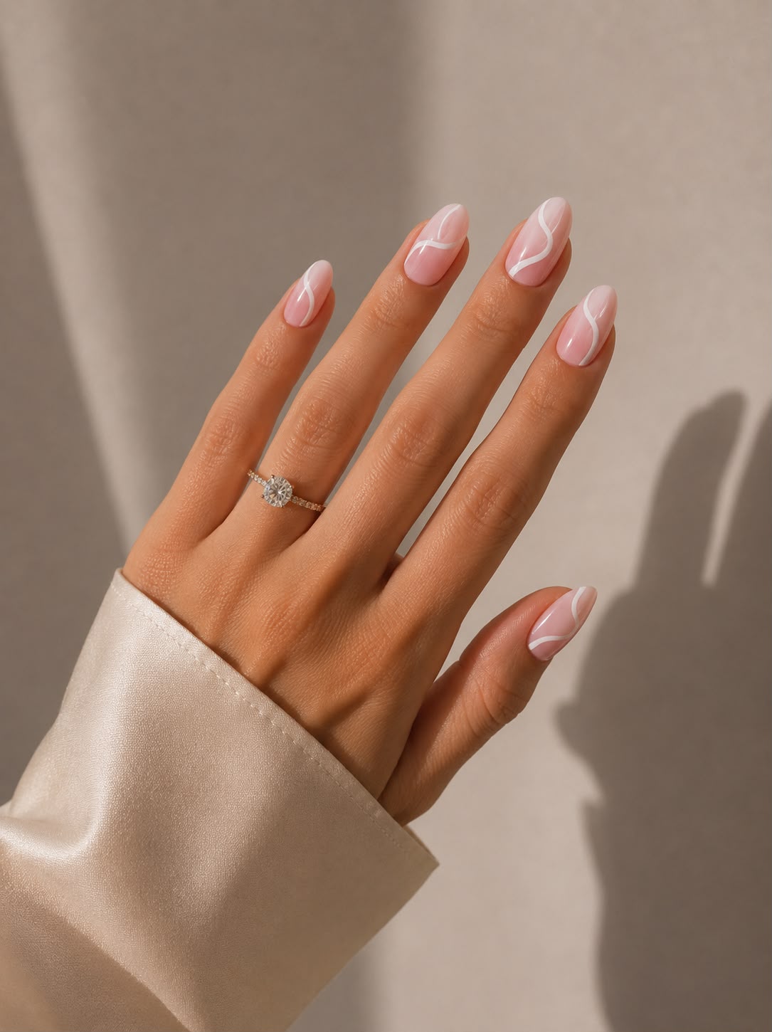 Delicate French – Kurze, mandelförmige (Short Almond) französische Ombré-Klebe-Nägel mit glänzendem Finish, von Hand gefertigt von Aimee STHLM