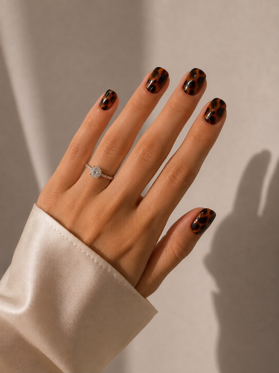 Espresso Shot – Extra kurze, quadratische (Extra Short Square) gemusterte, dunkelbraune Press-on-Nägel mit glänzendem Finish, von Hand aufgetragen, von Aimee STHLM
